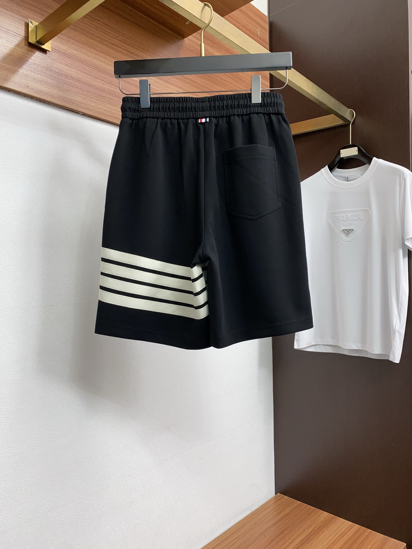 TB 春夏新款休闲短裤 品牌经典系列纯棉面料 舒适度极好，手触感强烈。原版品牌织带装饰 辨识度极高 定制