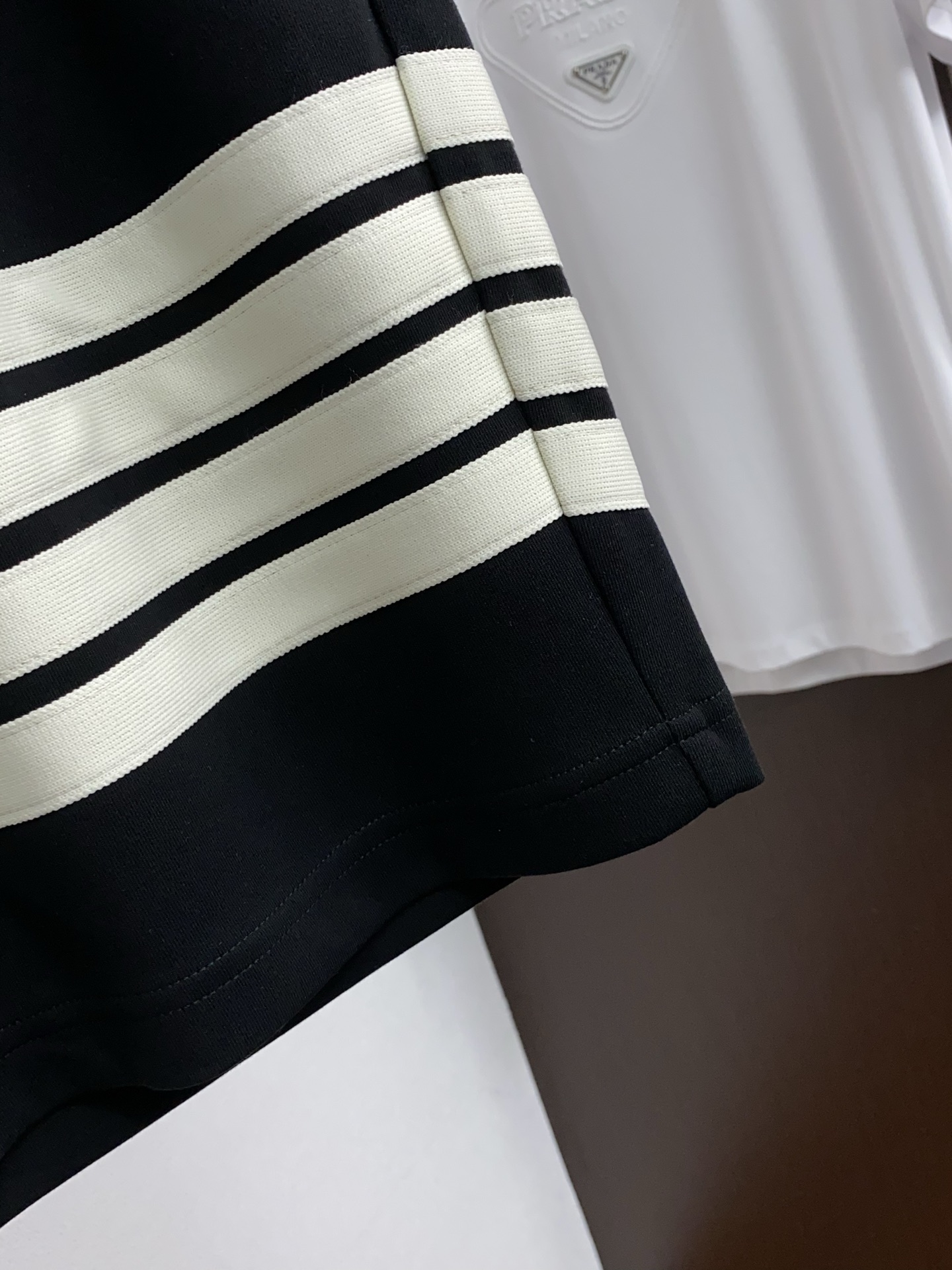 TB 春夏新款休闲短裤 品牌经典系列纯棉面料 舒适度极好，手触感强烈。原版品牌织带装饰 辨识度极高 定制