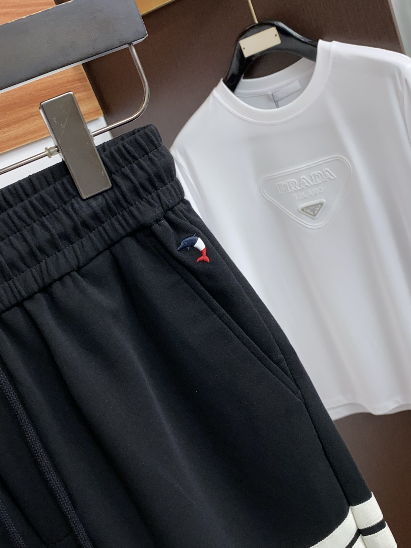 TB 春夏新款休闲短裤 品牌经典系列纯棉面料 舒适度极好，手触感强烈。原版品牌织带装饰 辨识度极高 定制