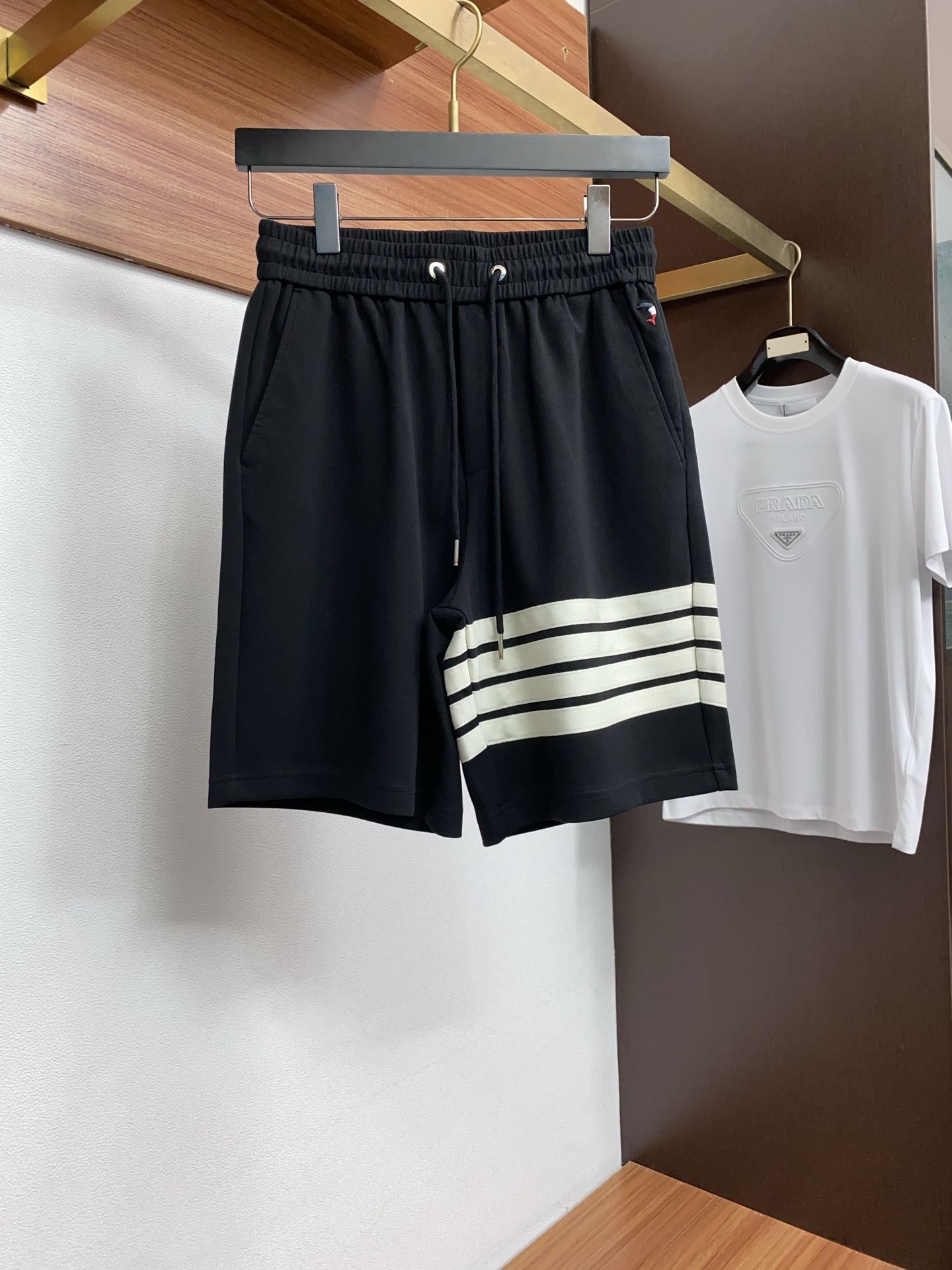 TB 春夏新款休闲短裤 品牌经典系列纯棉面料 舒适度极好，手触感强烈。原版品牌织带装饰 辨识度极高 定制