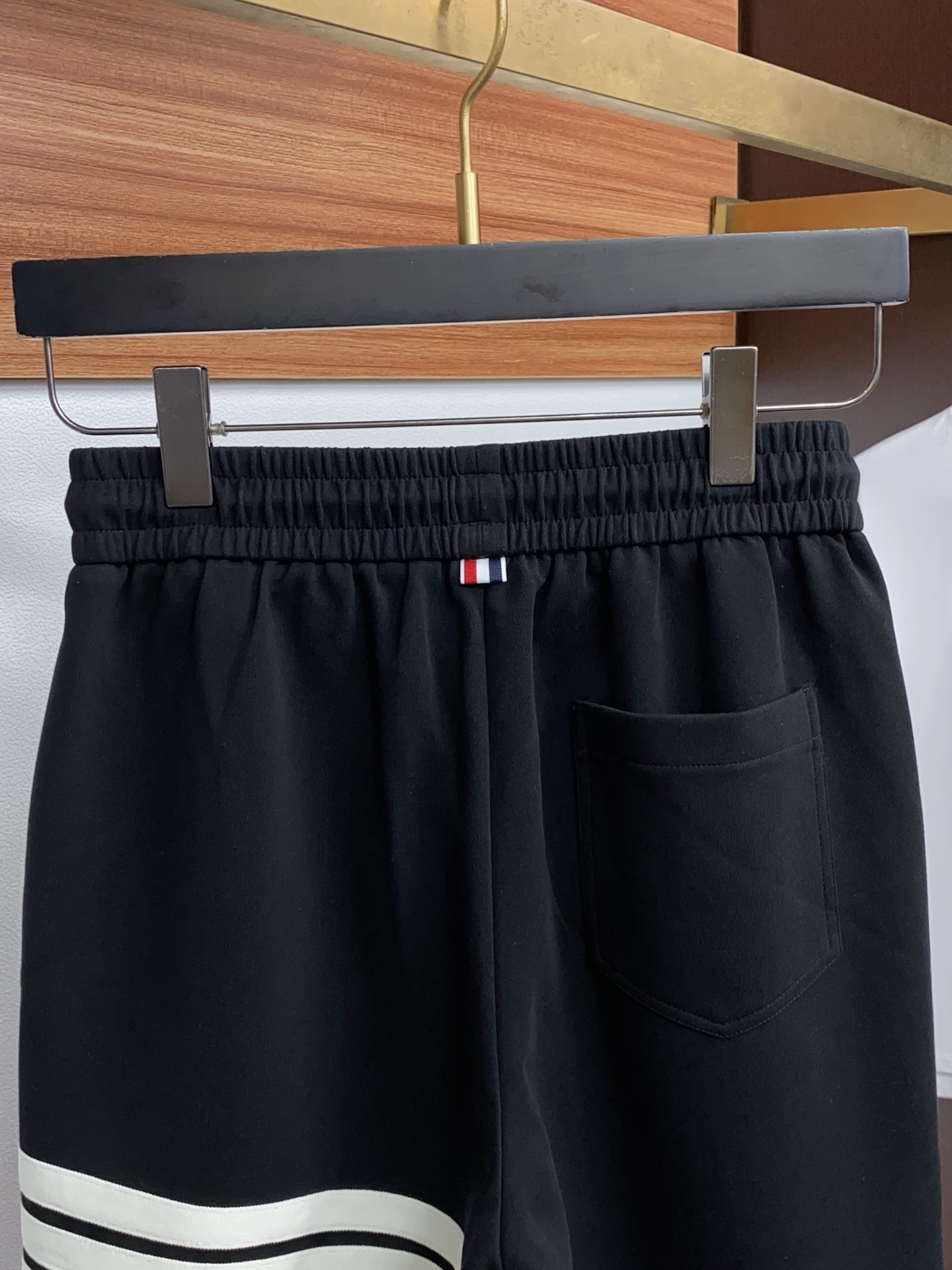 TB 春夏新款休闲短裤 品牌经典系列纯棉面料 舒适度极好，手触感强烈。原版品牌织带装饰 辨识度极高 定制