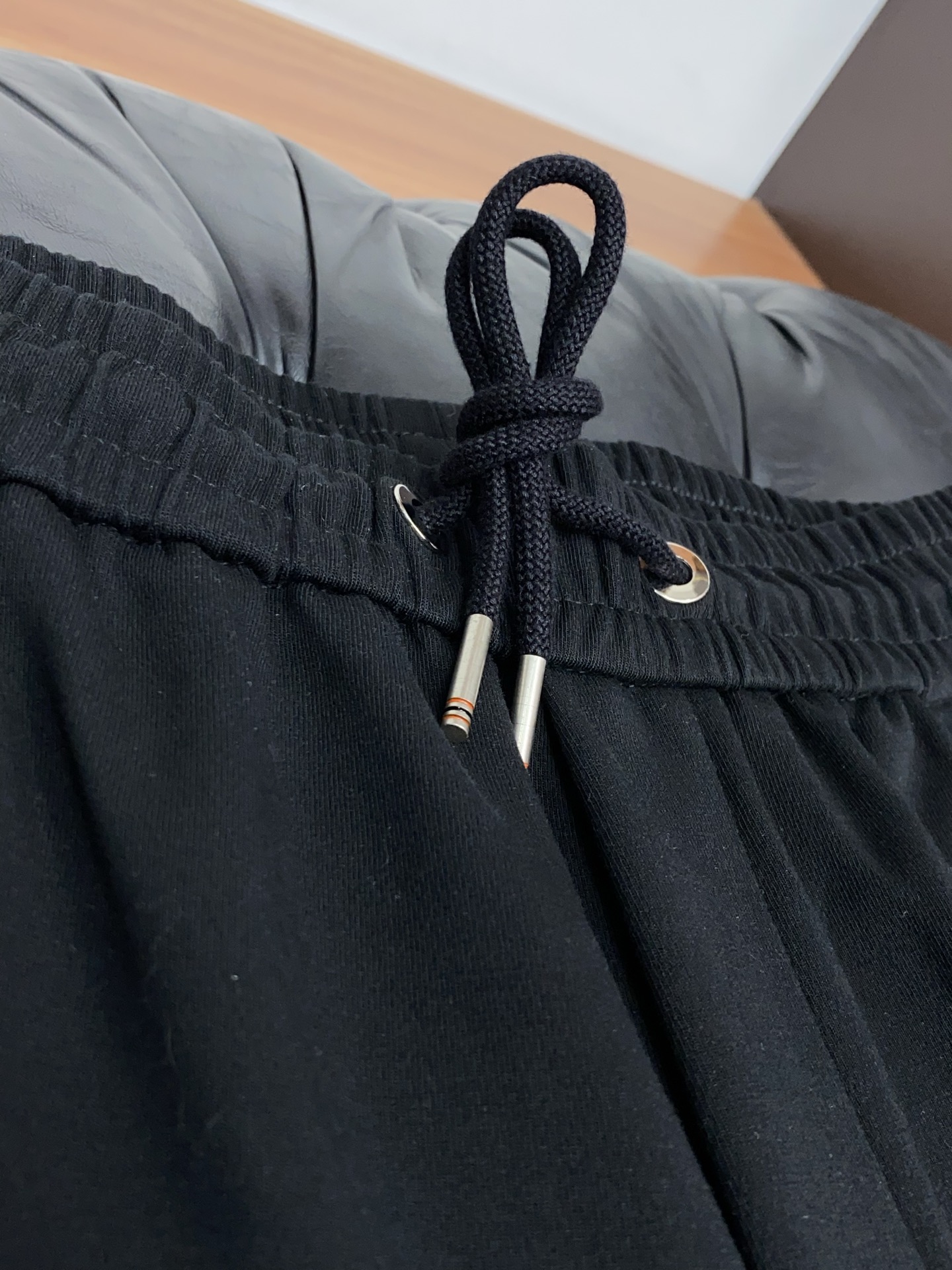 TB 春夏新款休闲短裤 品牌经典系列纯棉面料 舒适度极好，手触感强烈。原版品牌织带装饰 辨识度极高 定制