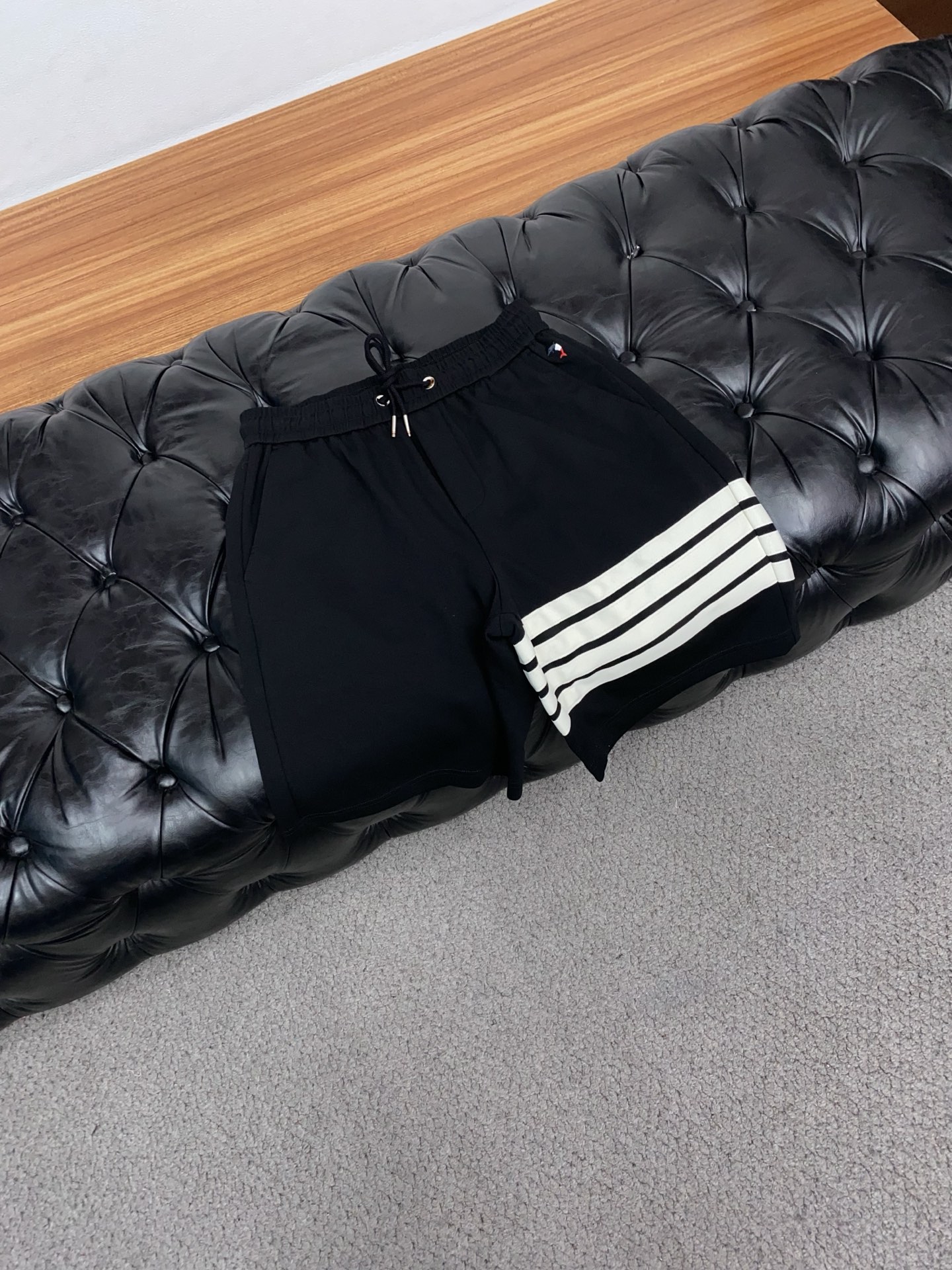 TB 春夏新款休闲短裤 品牌经典系列纯棉面料 舒适度极好，手触感强烈。原版品牌织带装饰 辨识度极高 定制