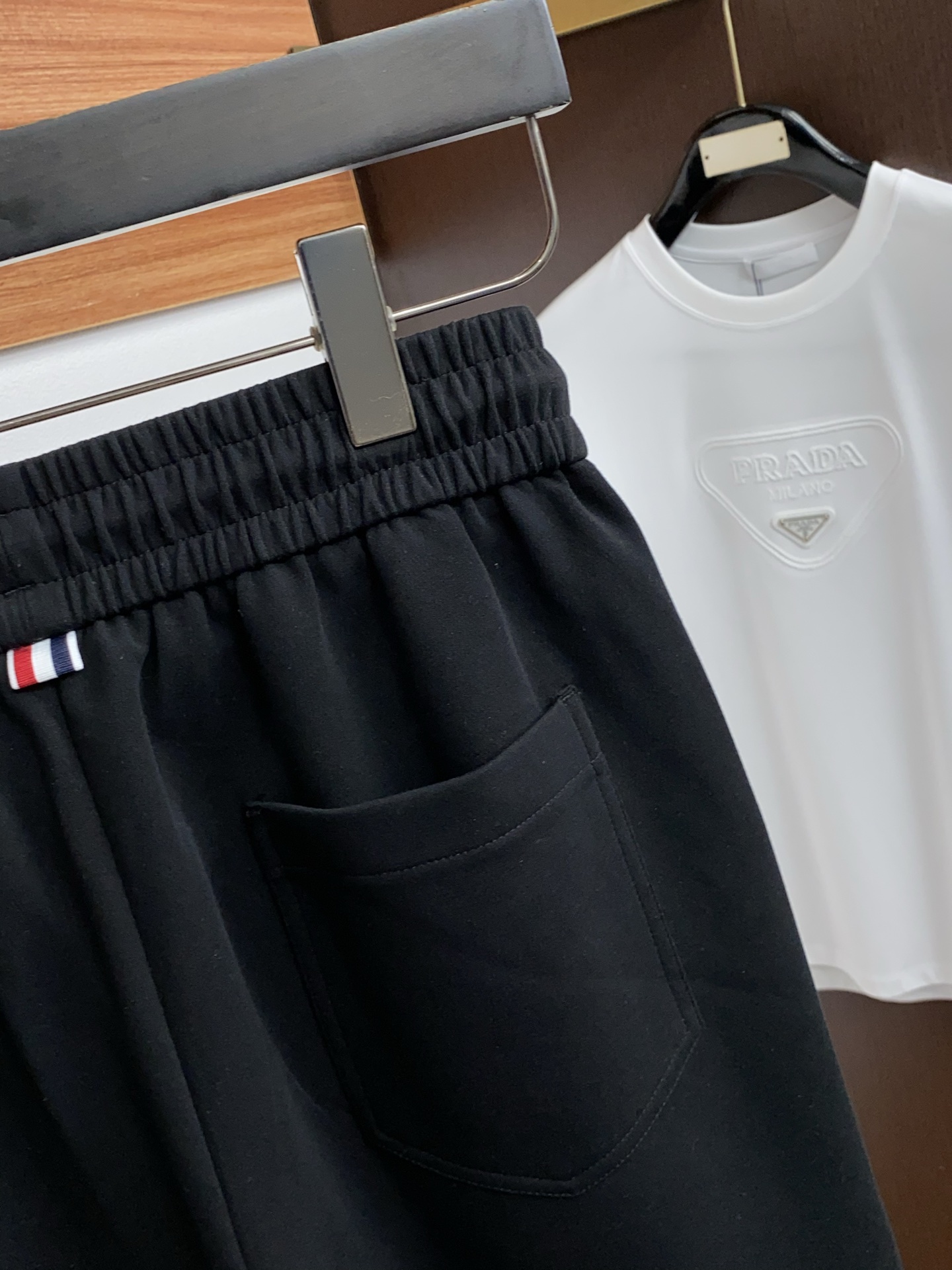 TB 春夏新款休闲短裤 品牌经典系列纯棉面料 舒适度极好，手触感强烈。原版品牌织带装饰 辨识度极高 定制