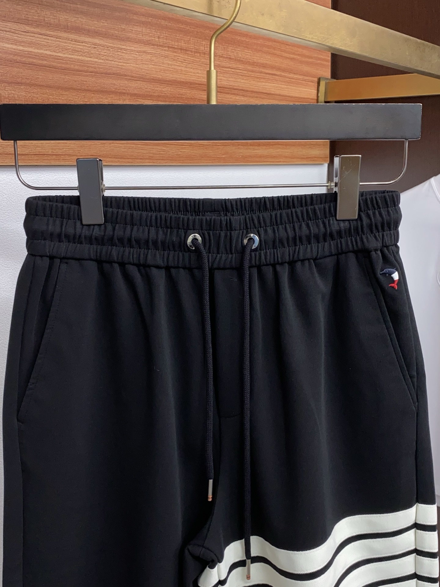 TB 春夏新款休闲短裤 品牌经典系列纯棉面料 舒适度极好，手触感强烈。原版品牌织带装饰 辨识度极高 定制