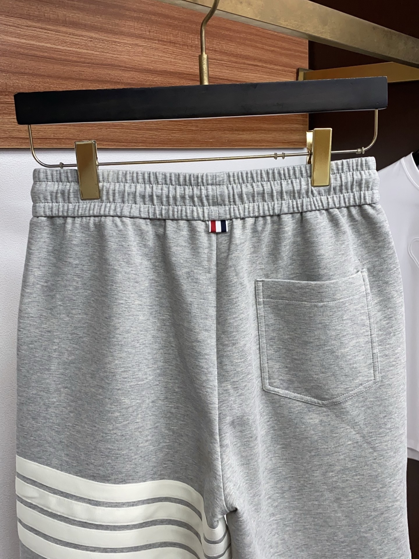 TB 春夏新款休闲短裤 品牌经典系列纯棉面料 舒适度极好，手触感强烈。原版品牌织带装饰 辨识度极高 定制