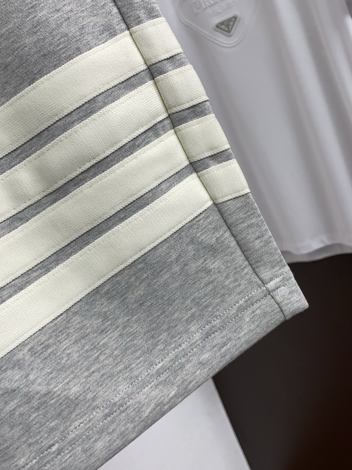 TB 春夏新款休闲短裤 品牌经典系列纯棉面料 舒适度极好，手触感强烈。原版品牌织带装饰 辨识度极高 定制