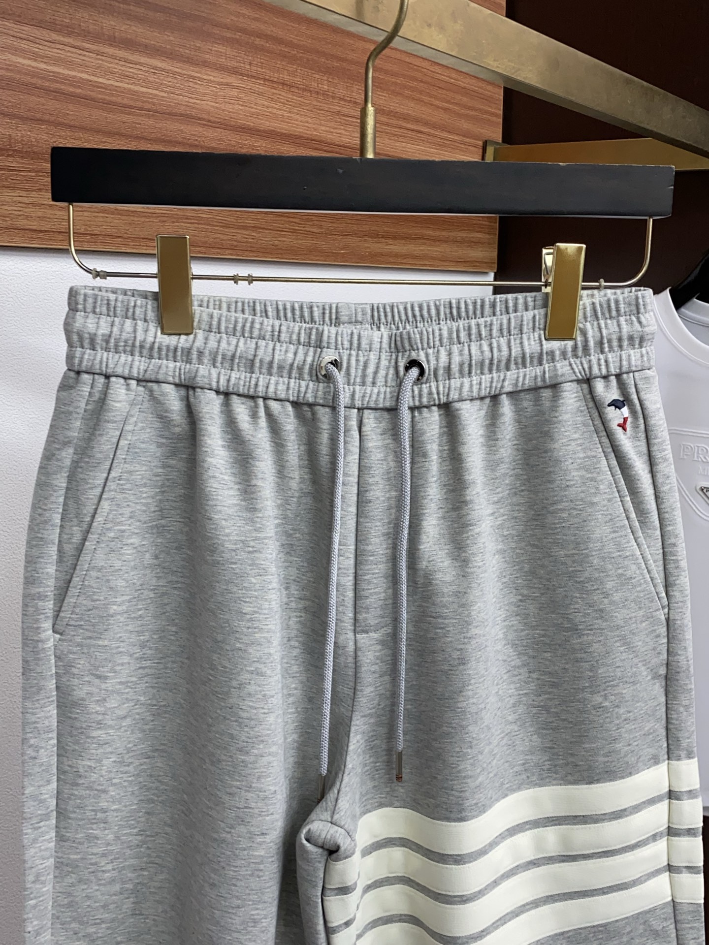 TB 春夏新款休闲短裤 品牌经典系列纯棉面料 舒适度极好，手触感强烈。原版品牌织带装饰 辨识度极高 定制