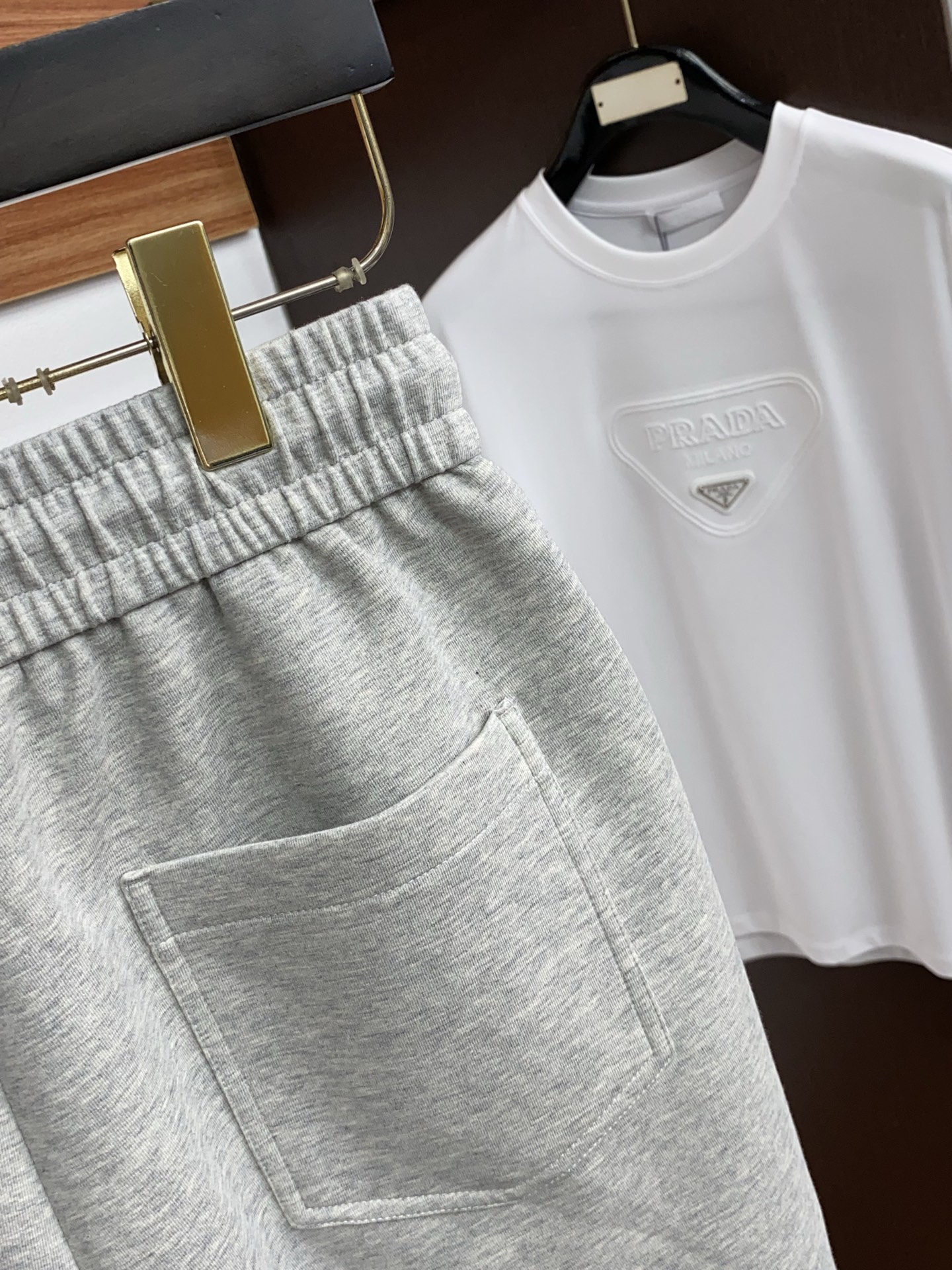 TB 春夏新款休闲短裤 品牌经典系列纯棉面料 舒适度极好，手触感强烈。原版品牌织带装饰 辨识度极高 定制