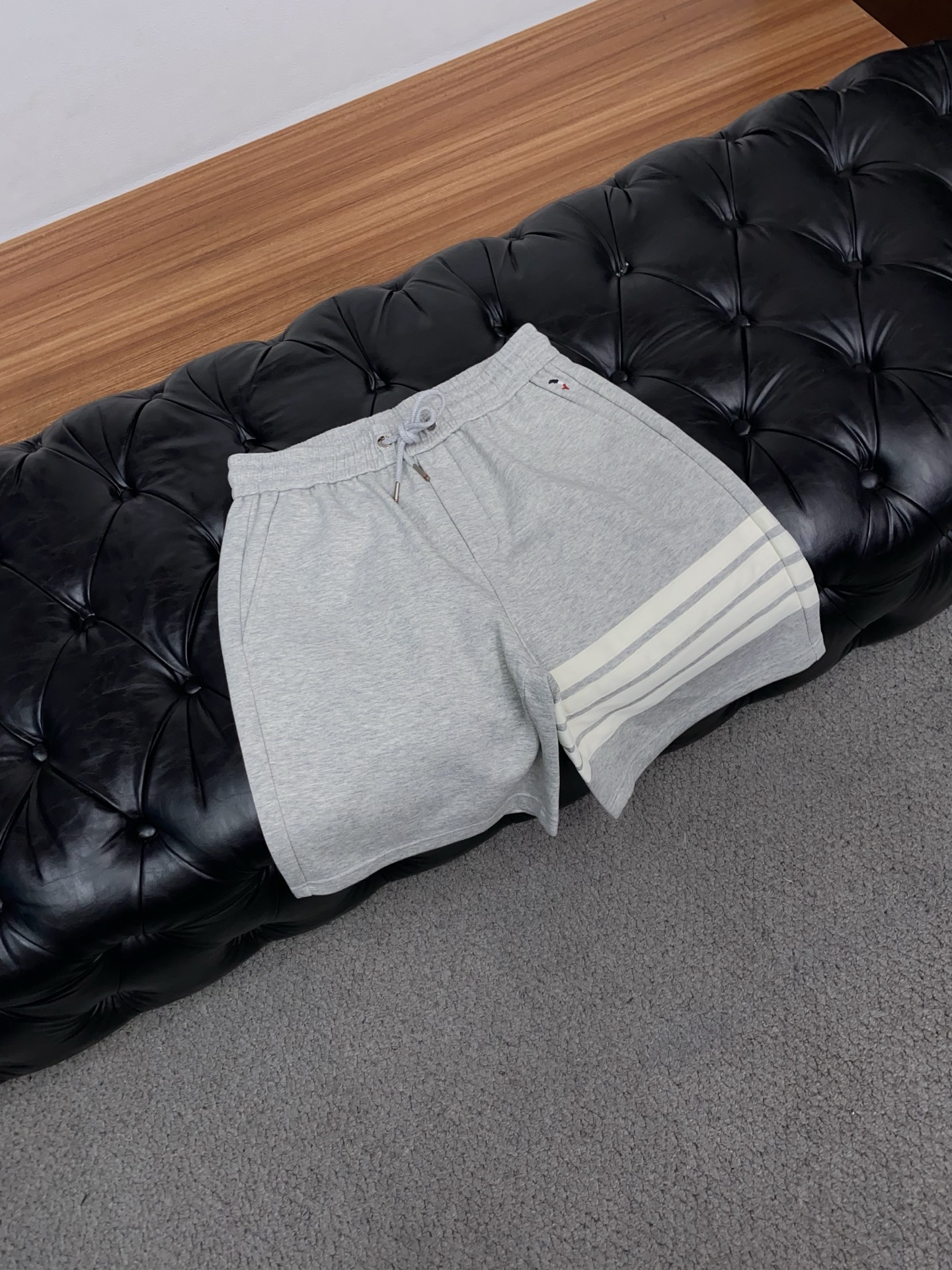 TB 春夏新款休闲短裤 品牌经典系列纯棉面料 舒适度极好，手触感强烈。原版品牌织带装饰 辨识度极高 定制