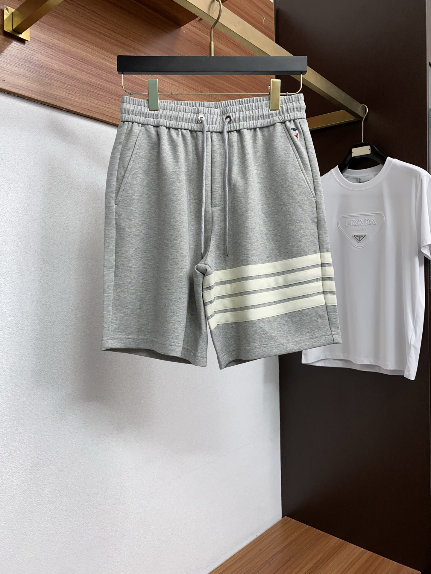 TB 春夏新款休闲短裤 品牌经典系列纯棉面料 舒适度极好，手触感强烈。原版品牌织带装饰 辨识度极高 定制