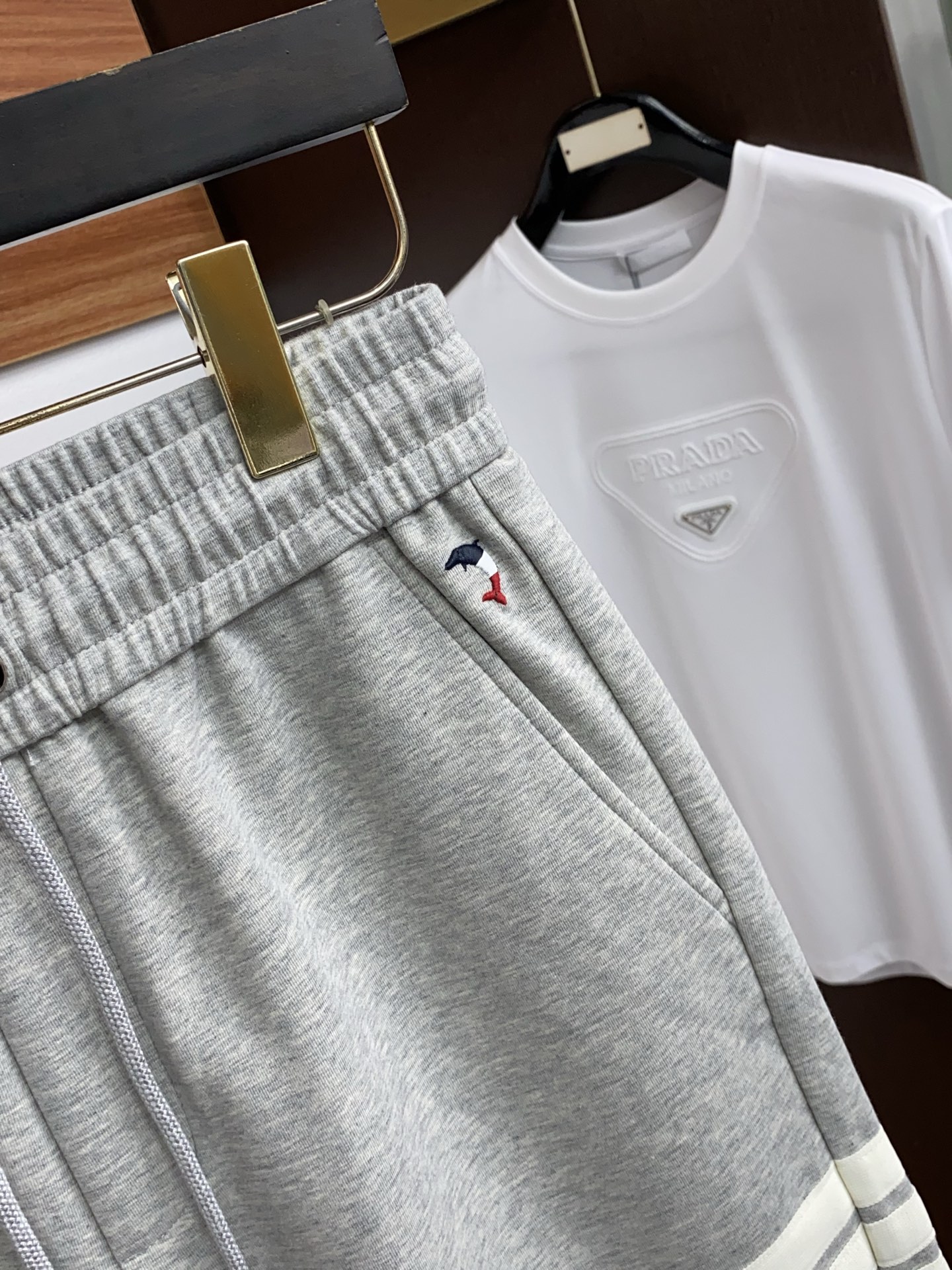 TB 春夏新款休闲短裤 品牌经典系列纯棉面料 舒适度极好，手触感强烈。原版品牌织带装饰 辨识度极高 定制