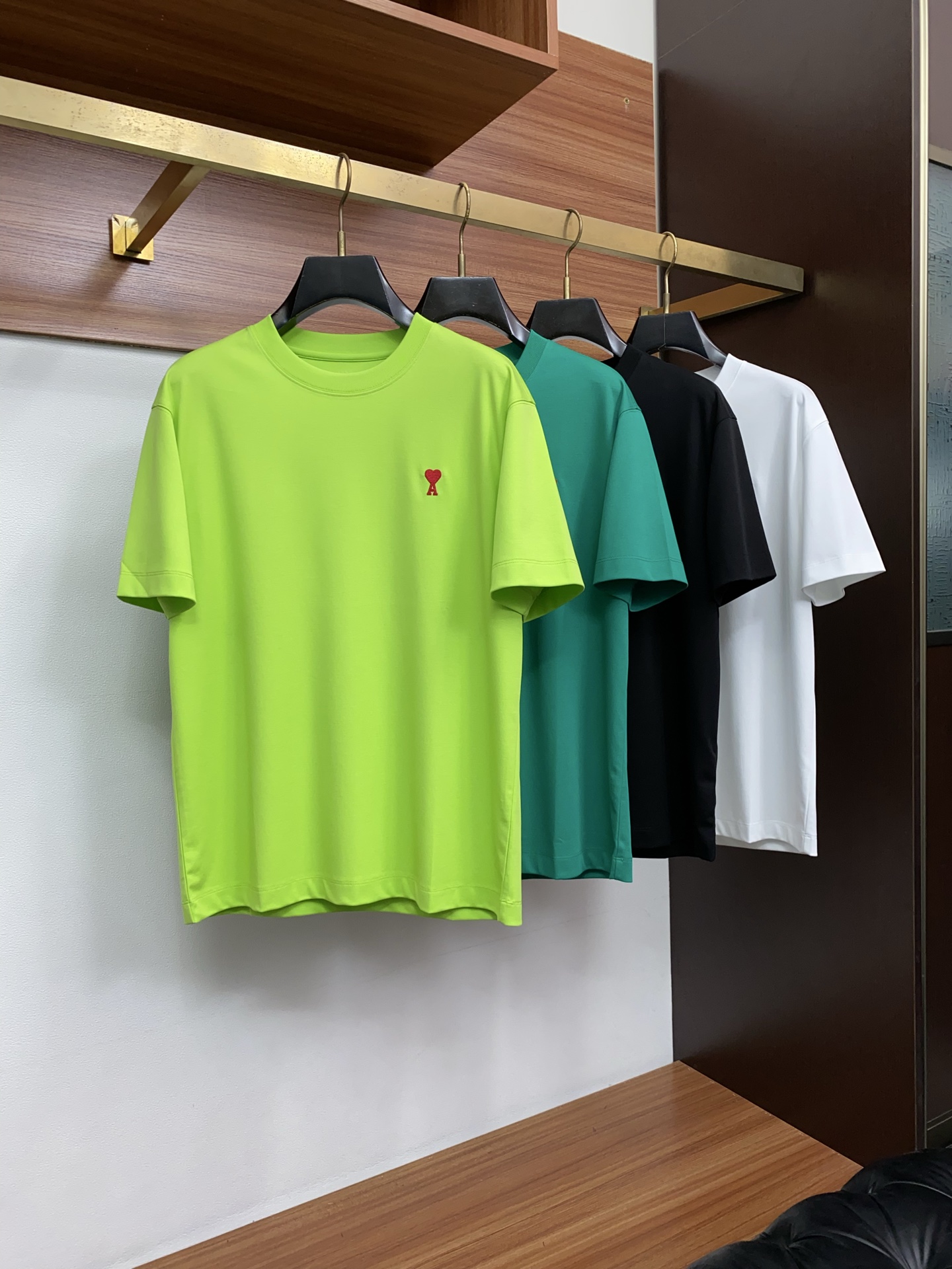 Ami 2026春夏新款首发专柜最新款圆领短袖 高端订制 设计前卫时尚！品牌小logo刺绣工艺设计 经典