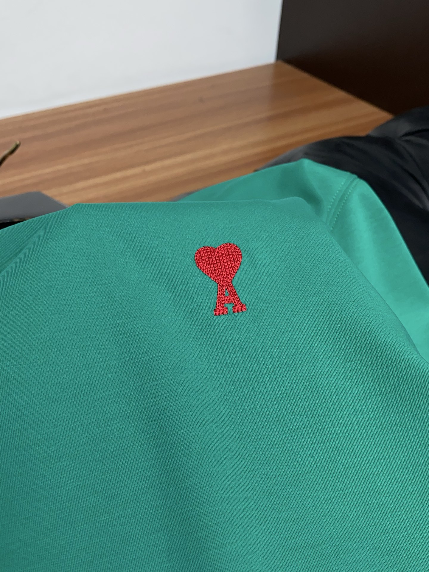 Ami 2026春夏新款首发专柜最新款圆领短袖 高端订制 设计前卫时尚！品牌小logo刺绣工艺设计 经典