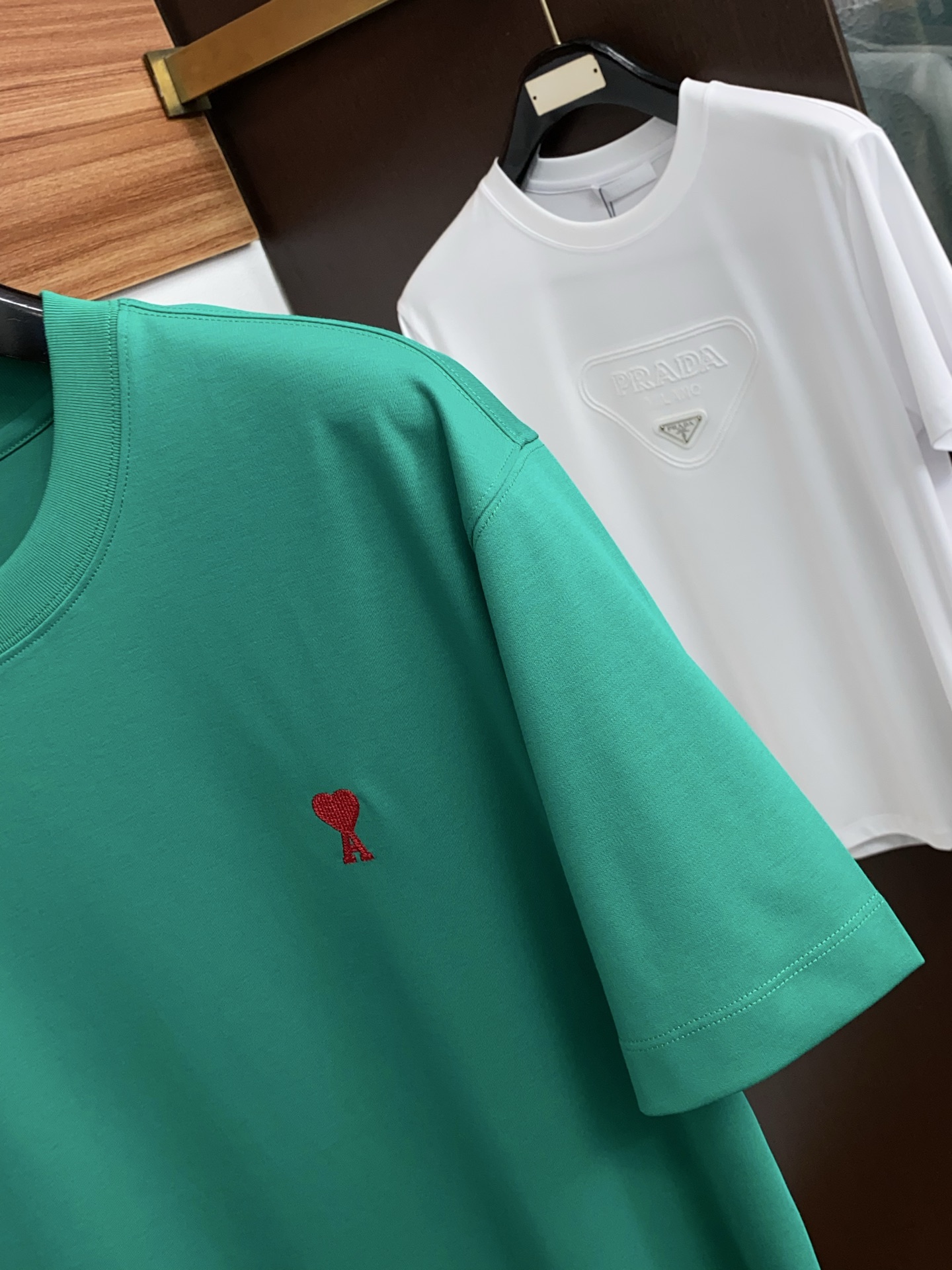 Ami 2026春夏新款首发专柜最新款圆领短袖 高端订制 设计前卫时尚！品牌小logo刺绣工艺设计 经典