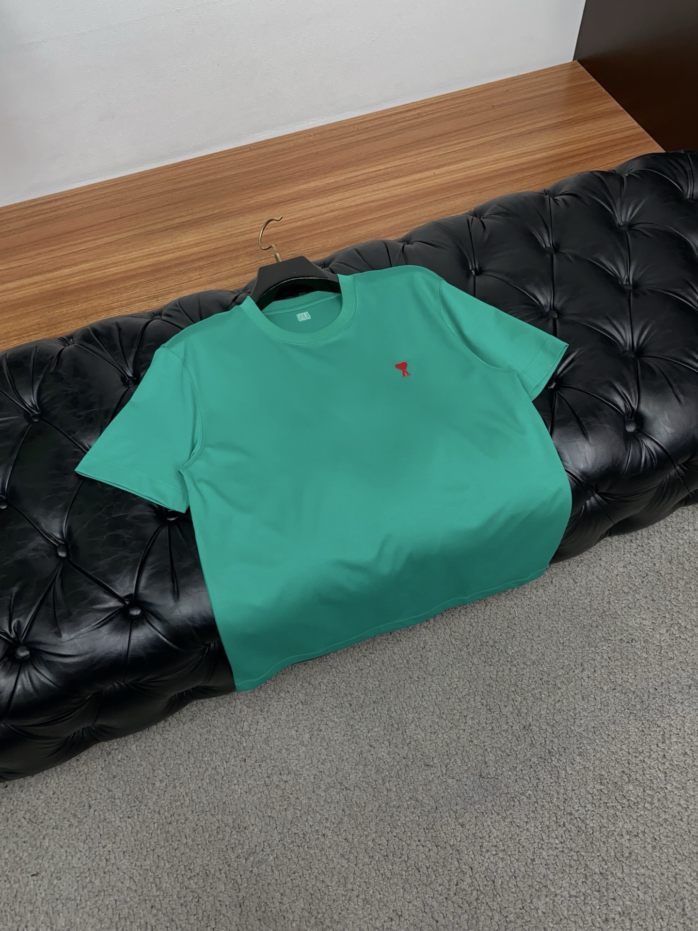 Ami 2026春夏新款首发专柜最新款圆领短袖 高端订制 设计前卫时尚！品牌小logo刺绣工艺设计 经典