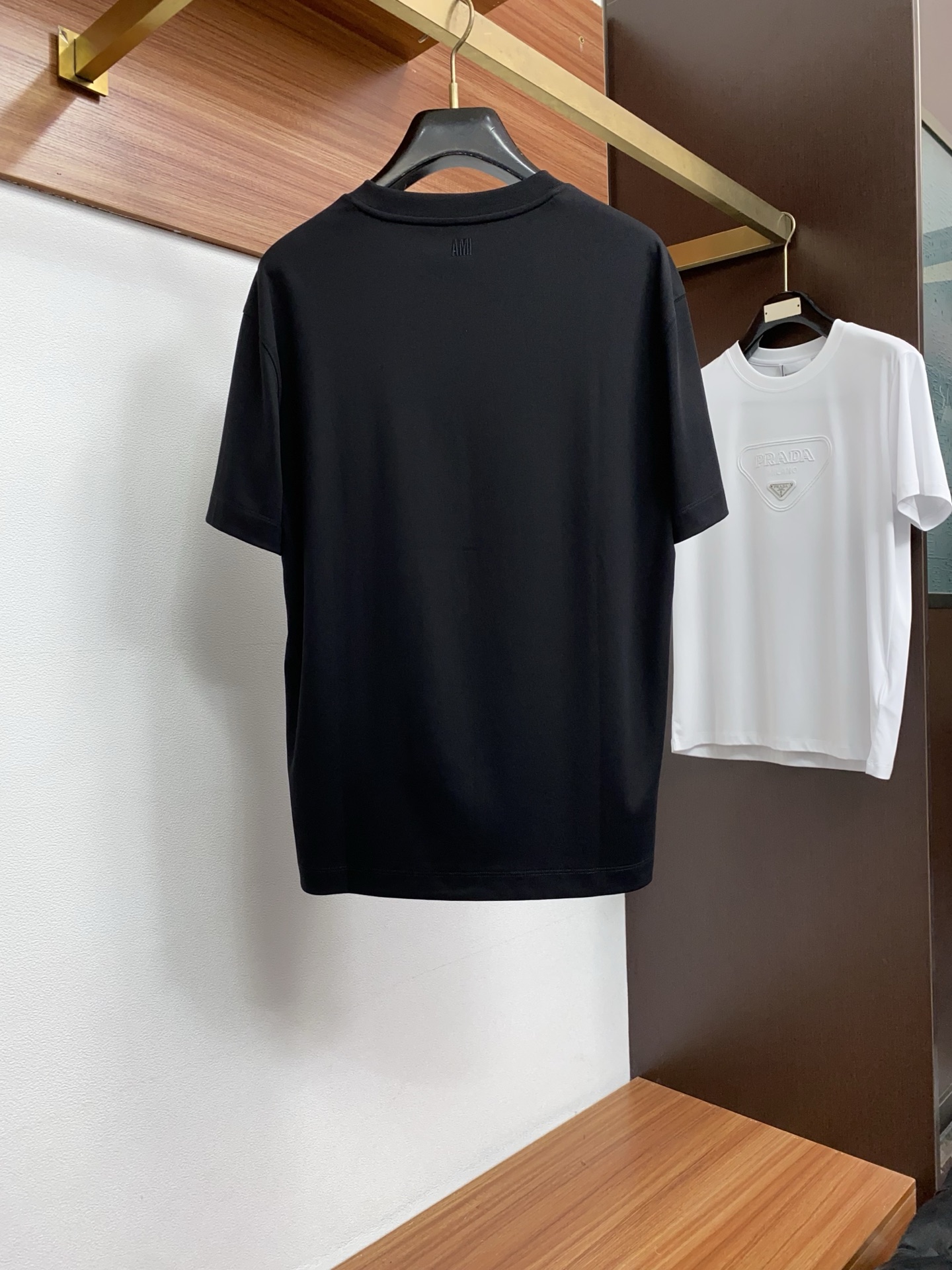 Ami 2026春夏新款首发专柜最新款圆领短袖 高端订制 设计前卫时尚！品牌小logo刺绣工艺设计 经典