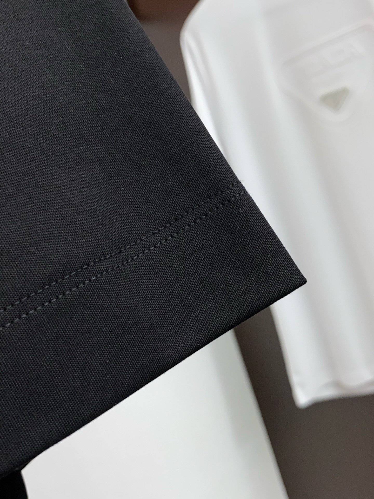 Ami 2026春夏新款首发专柜最新款圆领短袖 高端订制 设计前卫时尚！品牌小logo刺绣工艺设计 经典