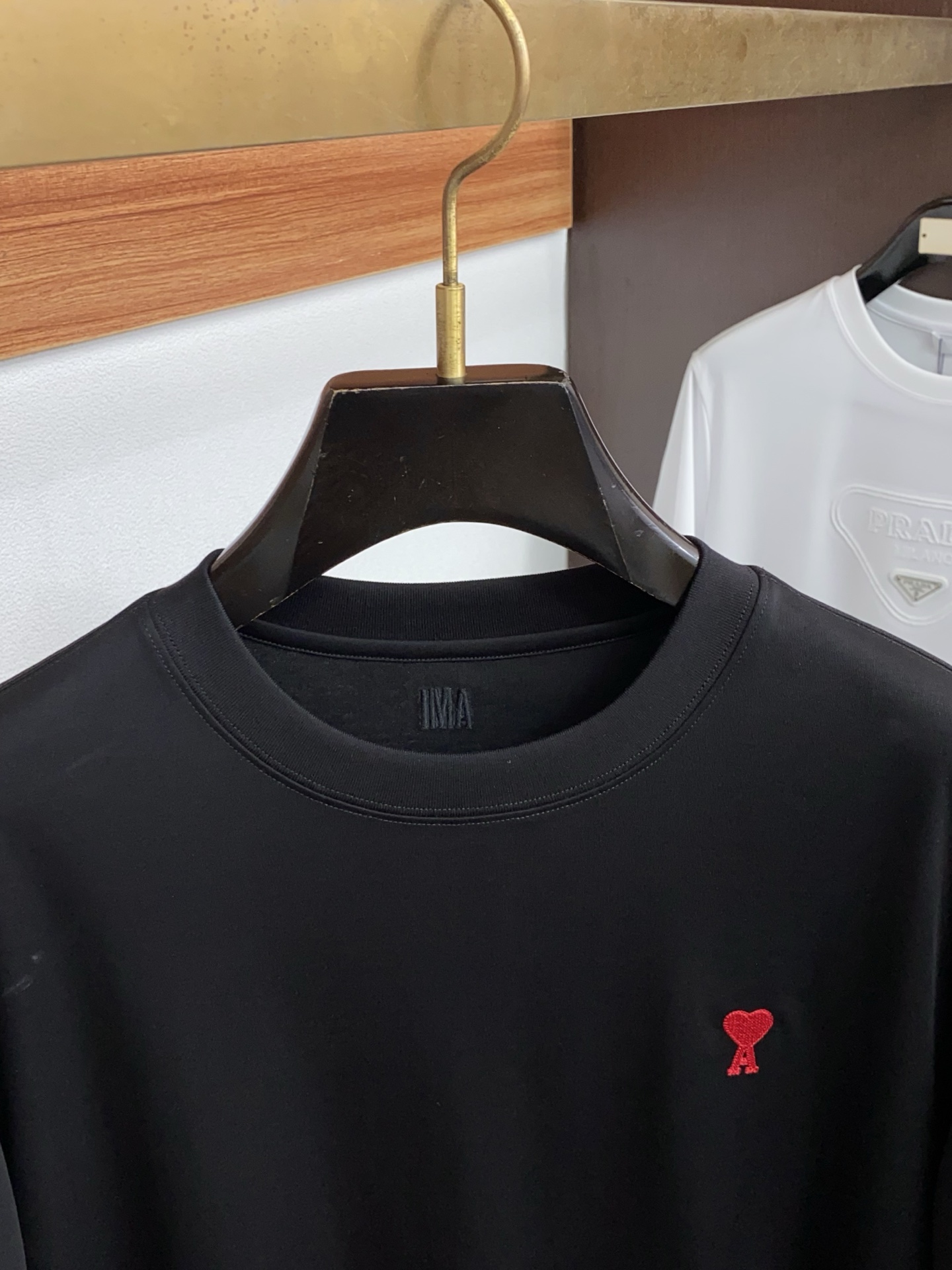 Ami 2026春夏新款首发专柜最新款圆领短袖 高端订制 设计前卫时尚！品牌小logo刺绣工艺设计 经典