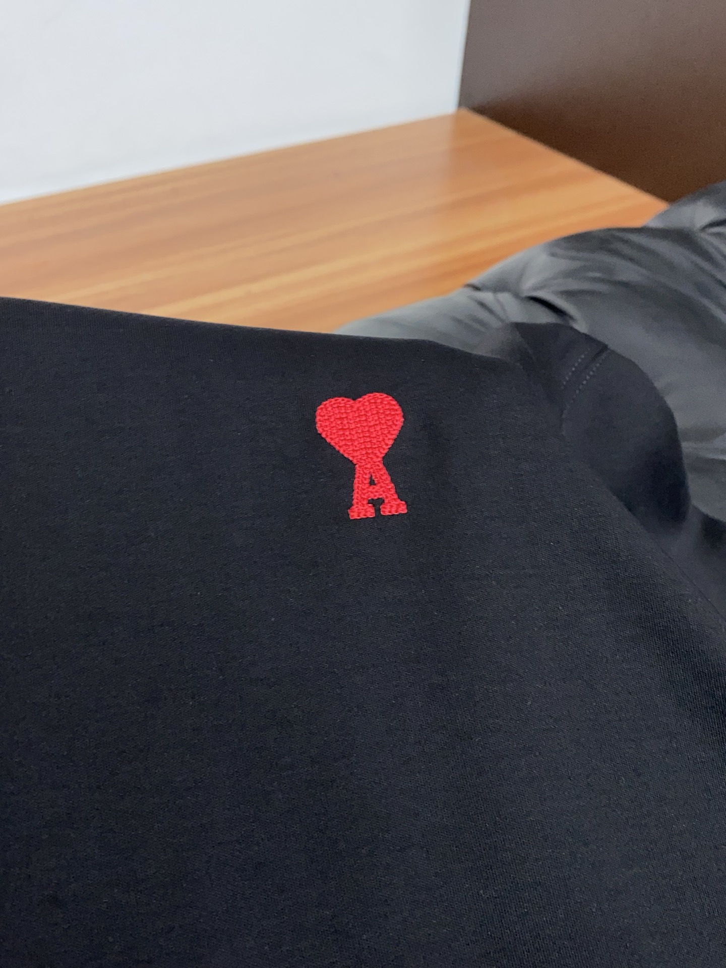 Ami 2026春夏新款首发专柜最新款圆领短袖 高端订制 设计前卫时尚！品牌小logo刺绣工艺设计 经典