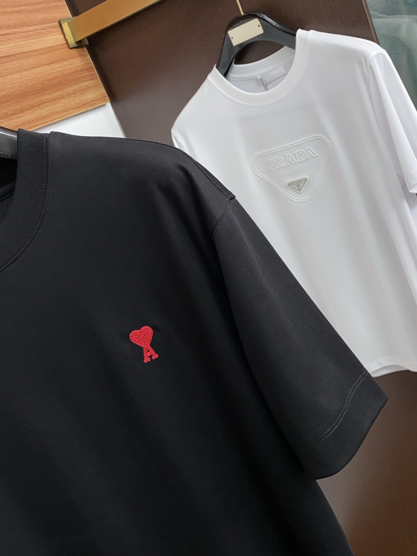 Ami 2026春夏新款首发专柜最新款圆领短袖 高端订制 设计前卫时尚！品牌小logo刺绣工艺设计 经典