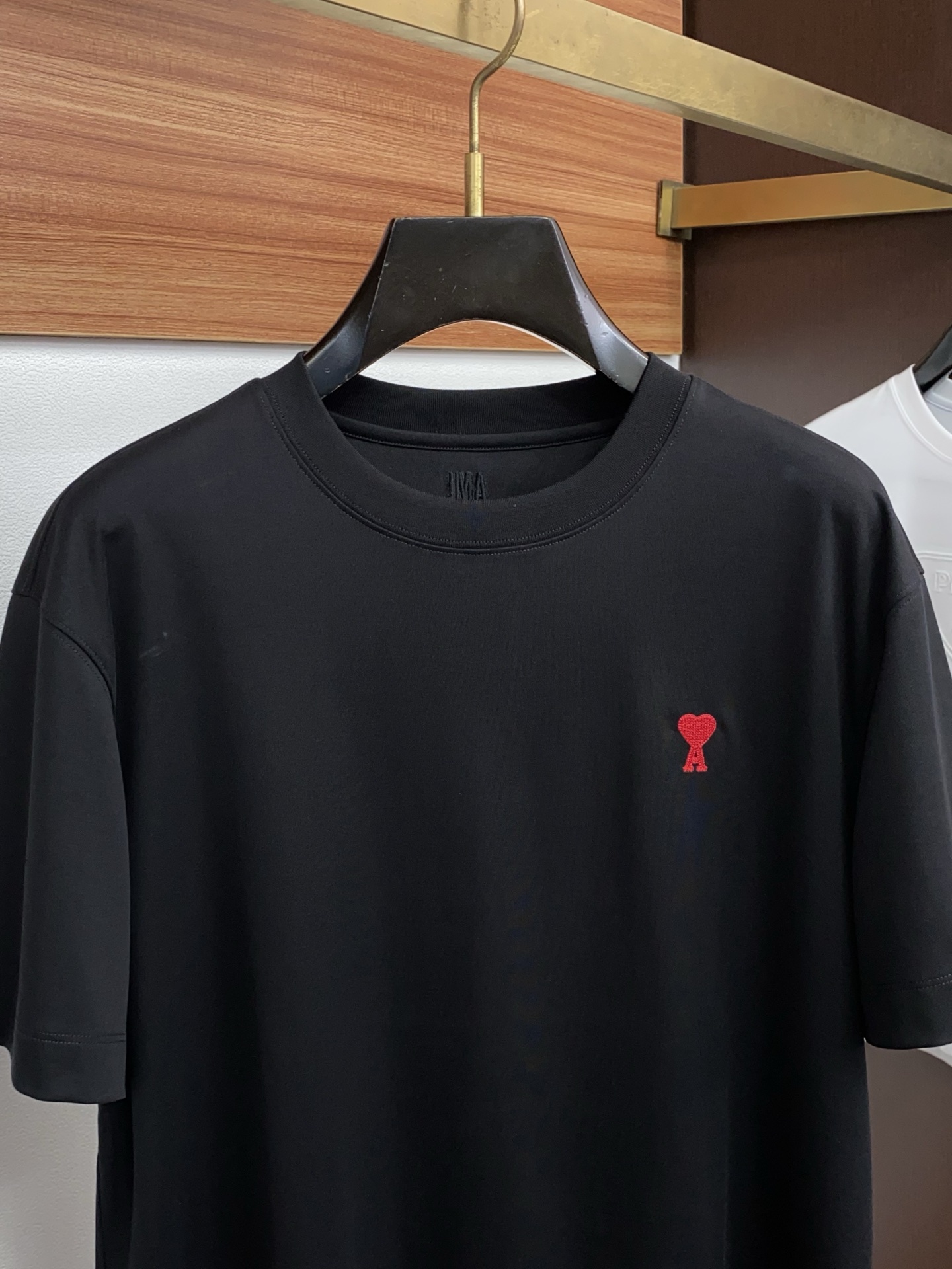 Ami 2026春夏新款首发专柜最新款圆领短袖 高端订制 设计前卫时尚！品牌小logo刺绣工艺设计 经典