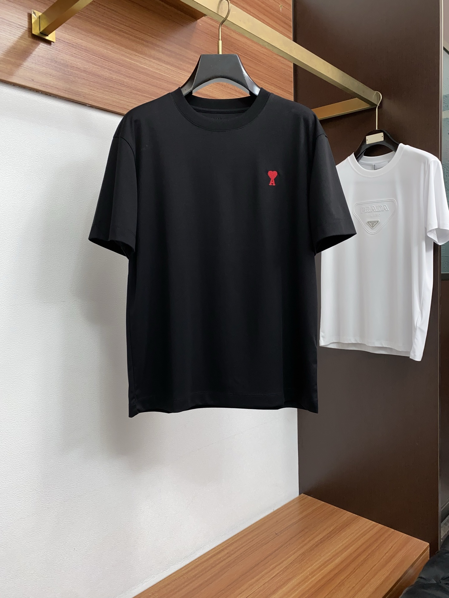 Ami 2026春夏新款首发专柜最新款圆领短袖 高端订制 设计前卫时尚！品牌小logo刺绣工艺设计 经典