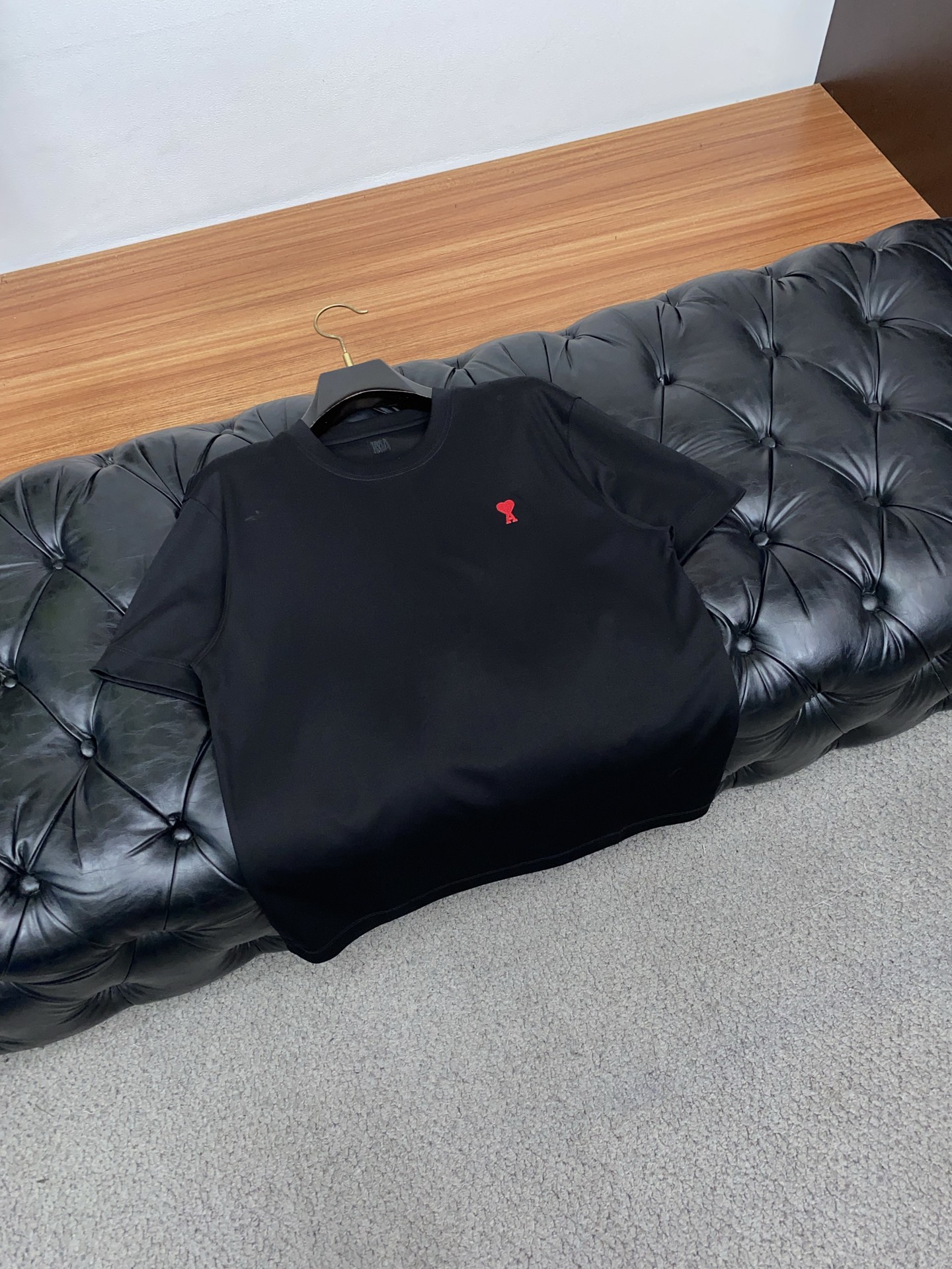 Ami 2026春夏新款首发专柜最新款圆领短袖 高端订制 设计前卫时尚！品牌小logo刺绣工艺设计 经典