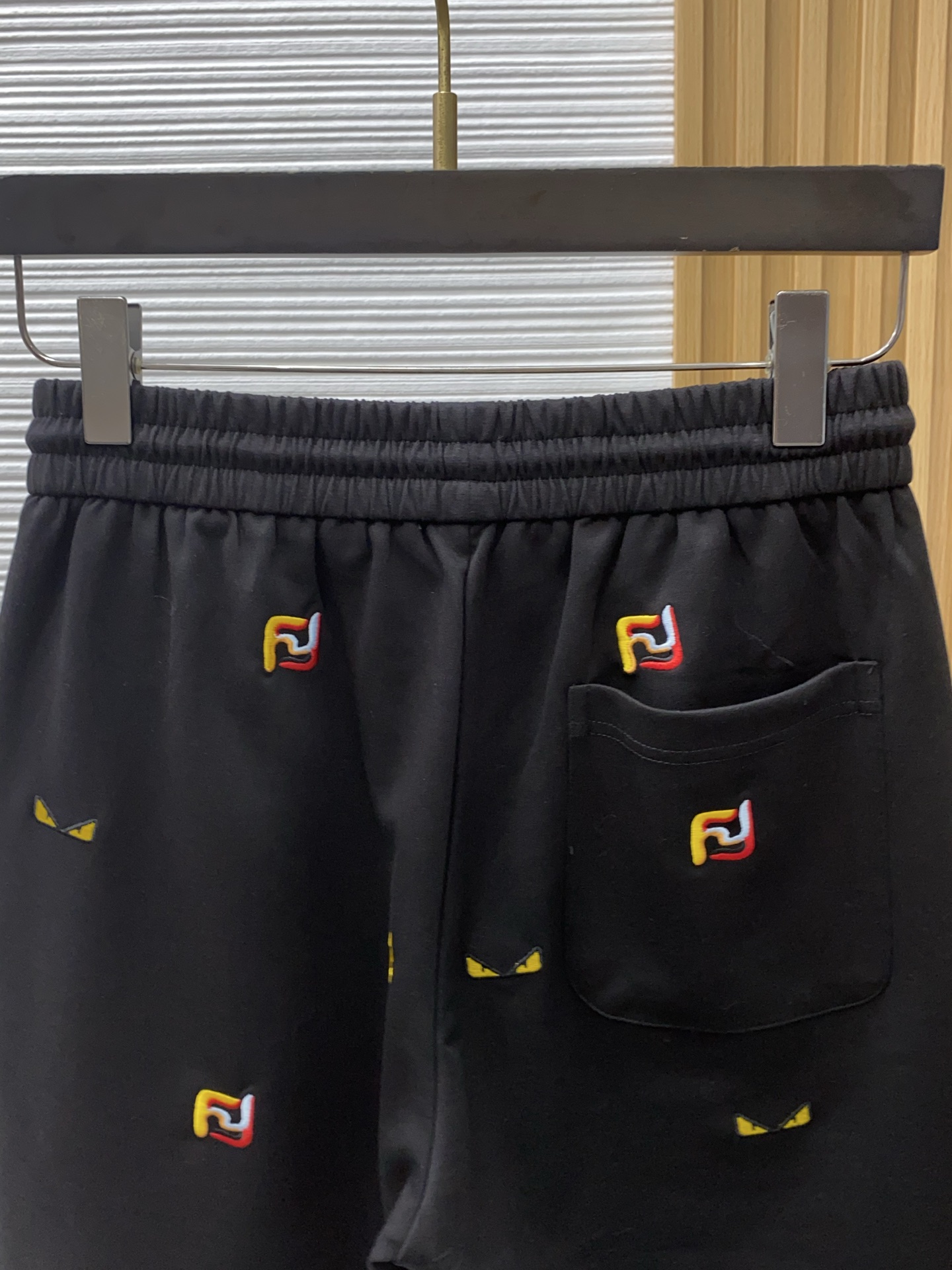 芬迪 2026春夏季新款，最新休闲短裤。原版裤型上身休闲百搭、随性慵懒范，高级定制进口双面平纹纯棉弹力面