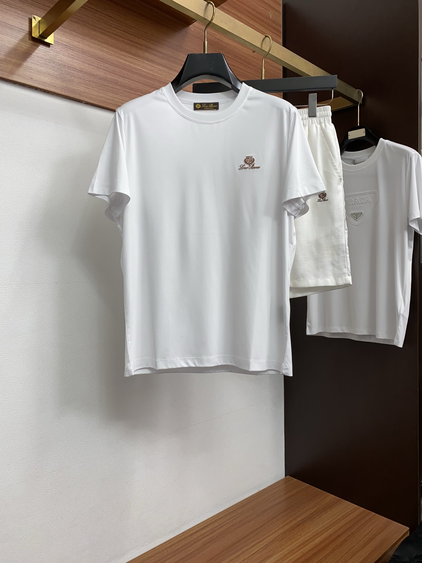 /套  Loro Piana 诺悠翩雅 春夏新款首发专柜最新款圆领短袖套装 高端订制 设计前卫时尚！品牌