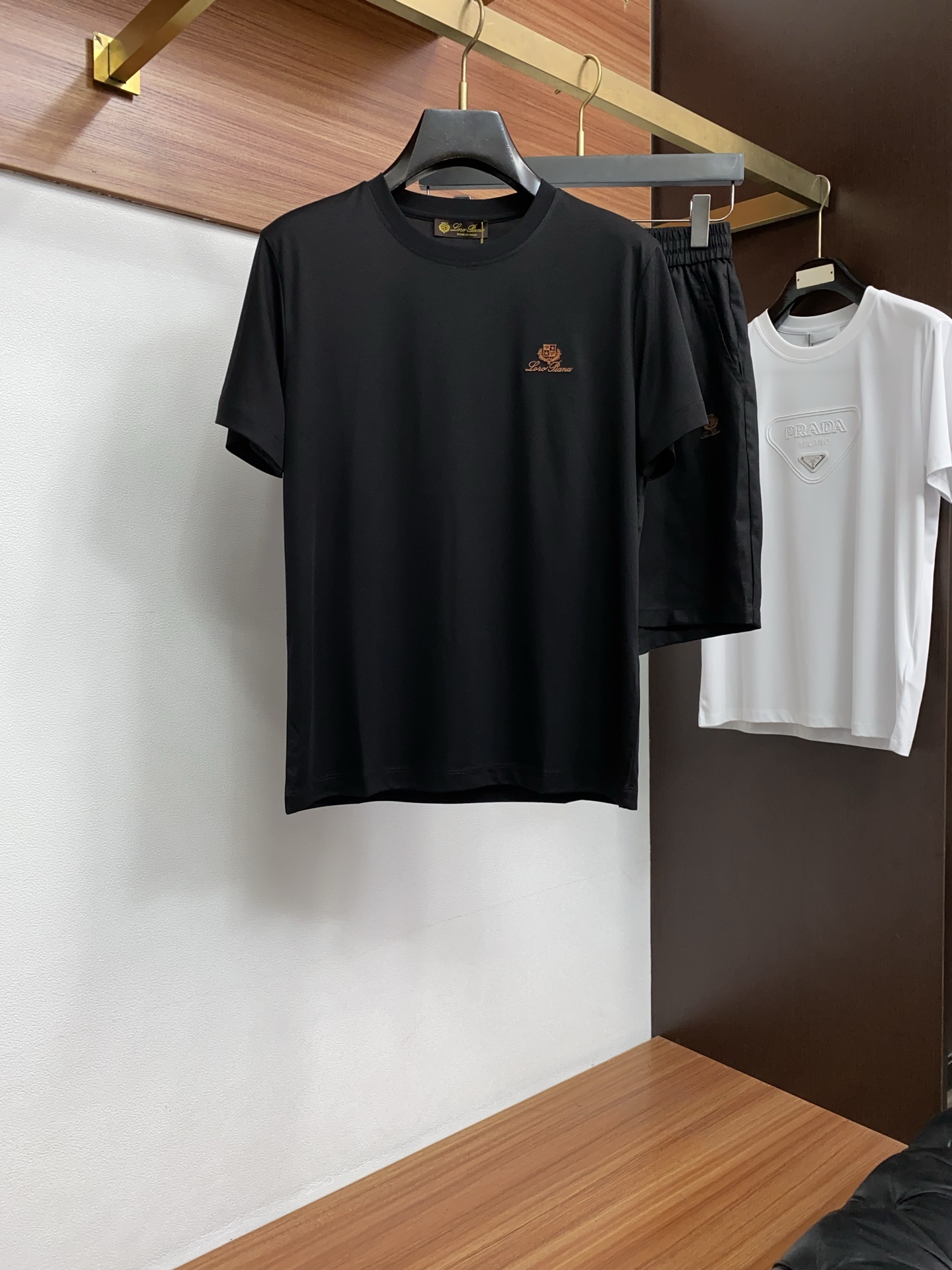 /套  Loro Piana 诺悠翩雅 春夏新款首发专柜最新款圆领短袖套装 高端订制 设计前卫时尚！品牌