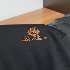 /套 Loro Piana 诺悠翩雅 春夏新款首发专柜最新款圆领短袖套装 高端订制 设计前卫时尚!品牌 /套 Loro Piana 诺悠翩雅 春夏新款首发专柜最新款圆领短袖套装 高端订制 设计前卫时尚!品牌