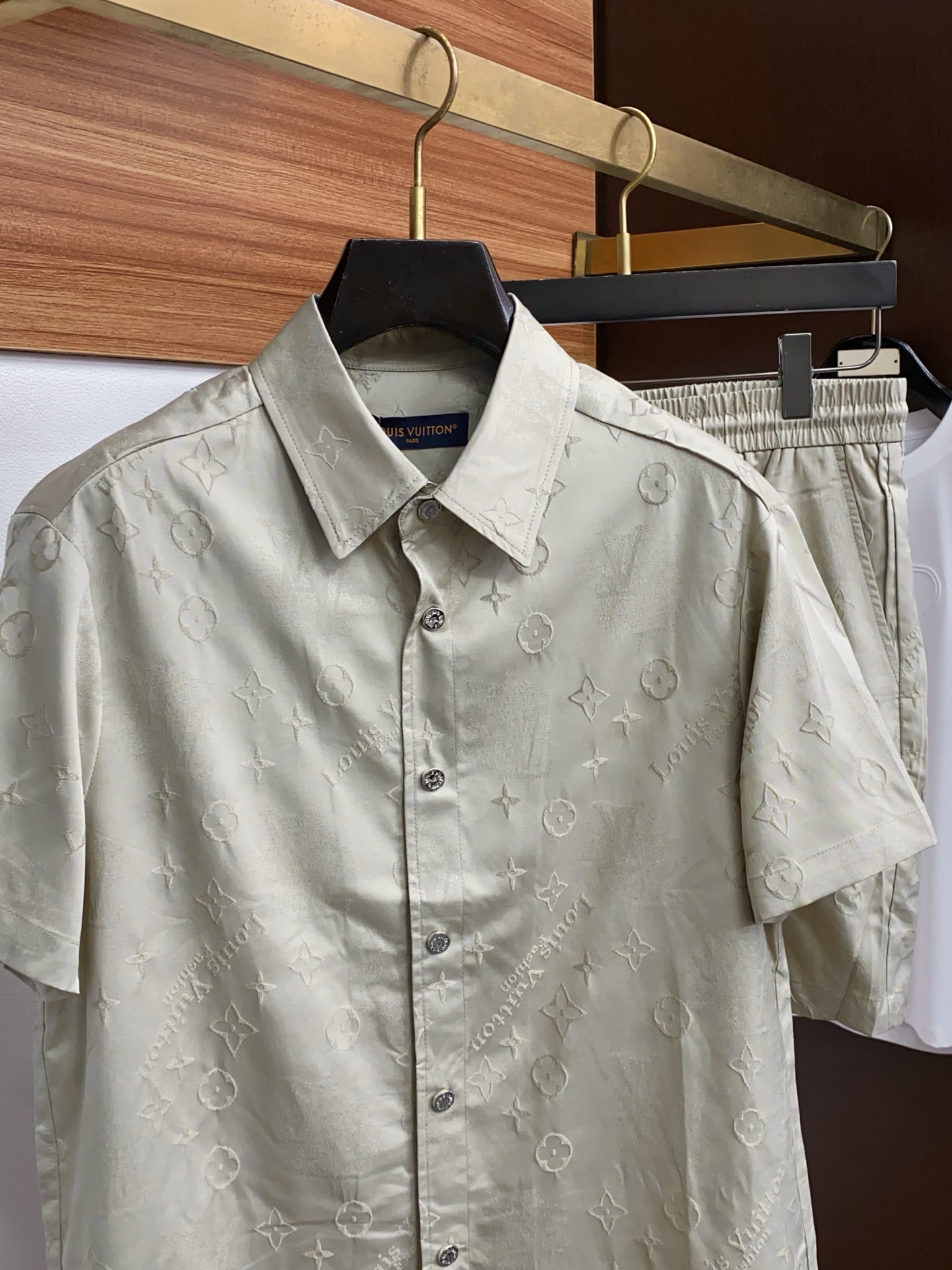 1v路易威登 M-3xL 26年春夏新款休闲短裤 套装 干净利落剪裁，都市风十足 采用精纺棉麻面料手感软