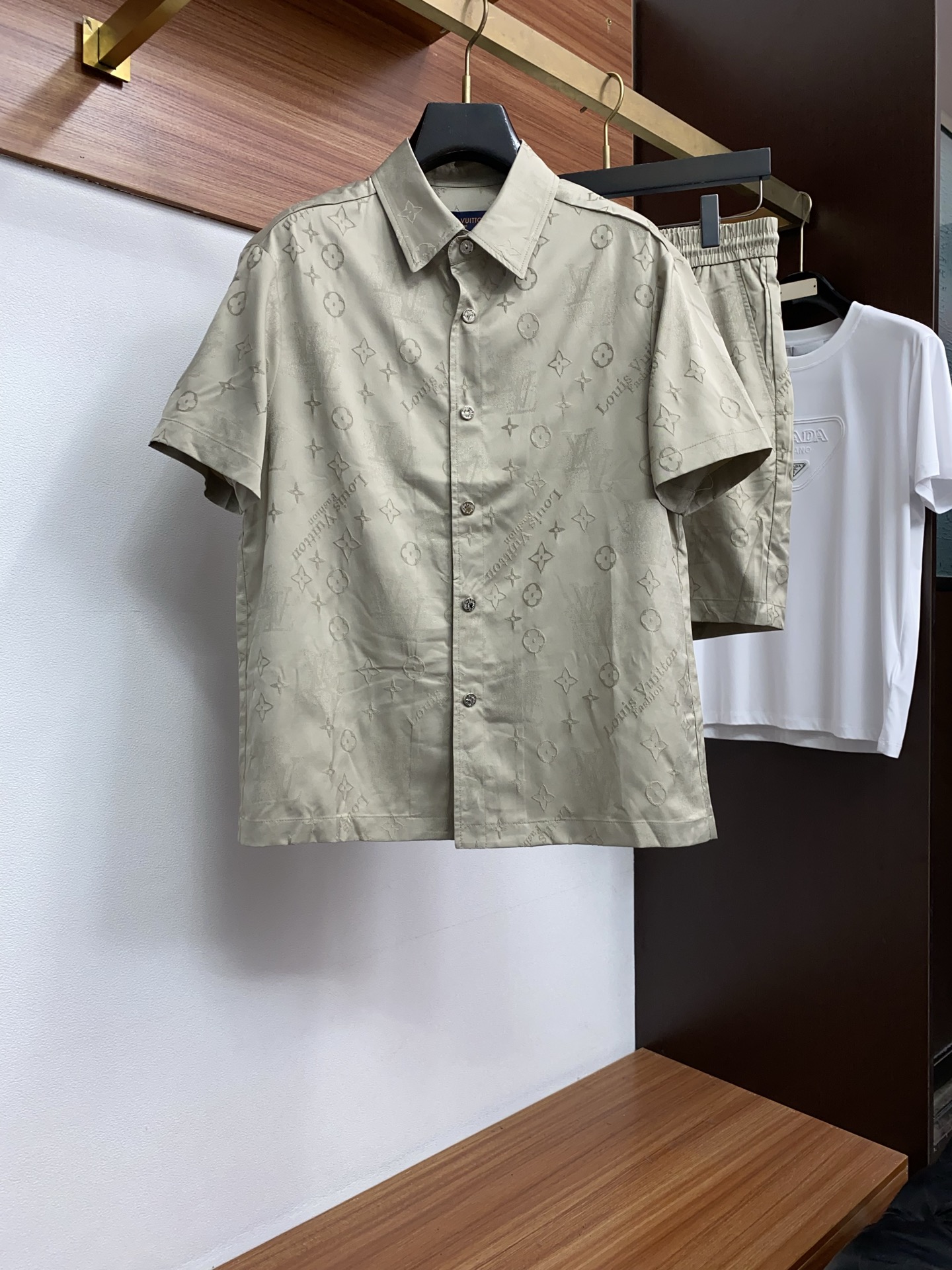 1v路易威登 M-3xL 26年春夏新款休闲短裤 套装 干净利落剪裁，都市风十足 采用精纺棉麻面料手感软