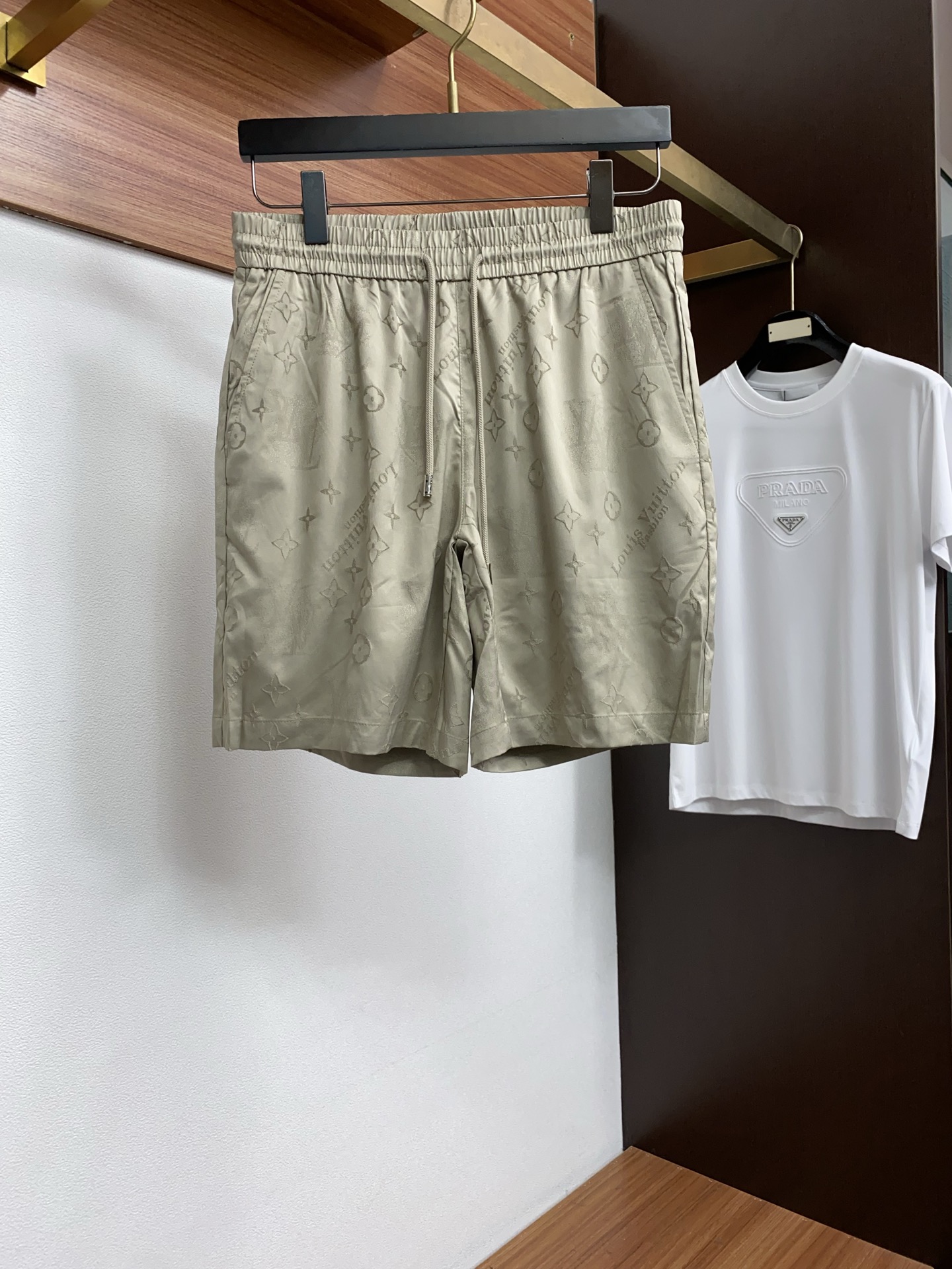 1v路易威登 M-3xL 26年春夏新款休闲短裤 套装 干净利落剪裁，都市风十足 采用精纺棉麻面料手感软
