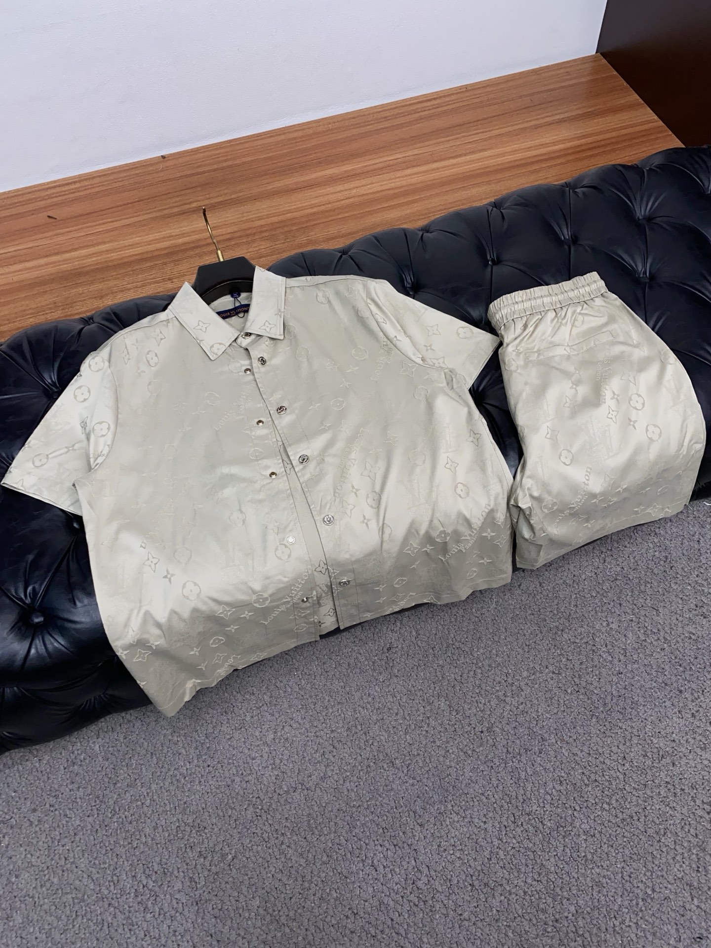 1v路易威登 M-3xL 26年春夏新款休闲短裤 套装 干净利落剪裁，都市风十足 采用精纺棉麻面料手感软