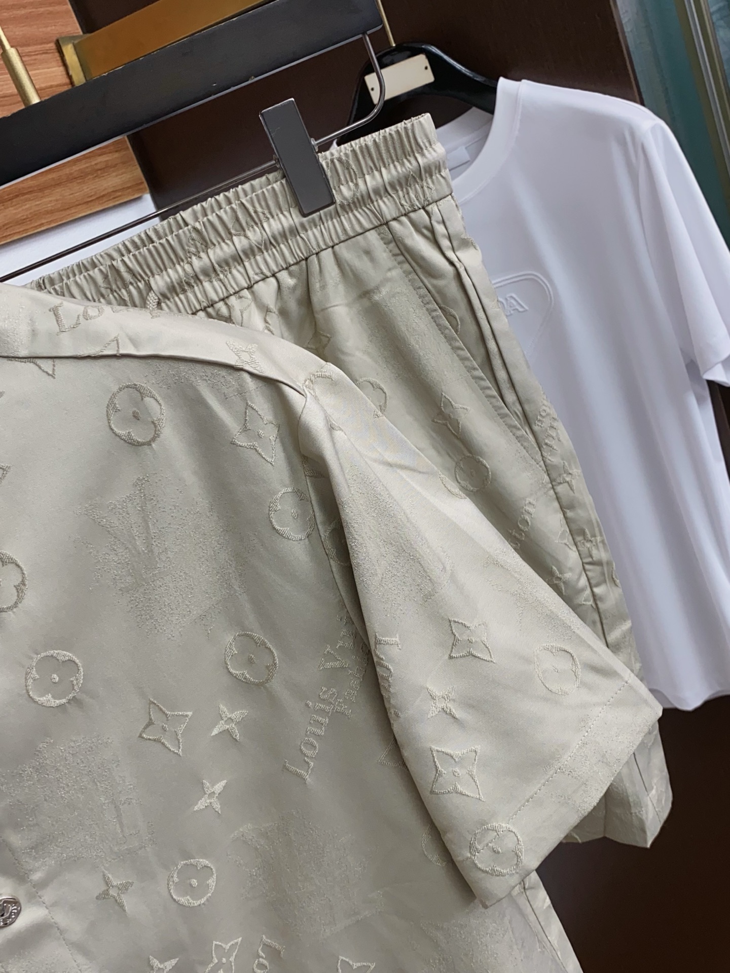 1v路易威登 M-3xL 26年春夏新款休闲短裤 套装 干净利落剪裁，都市风十足 采用精纺棉麻面料手感软