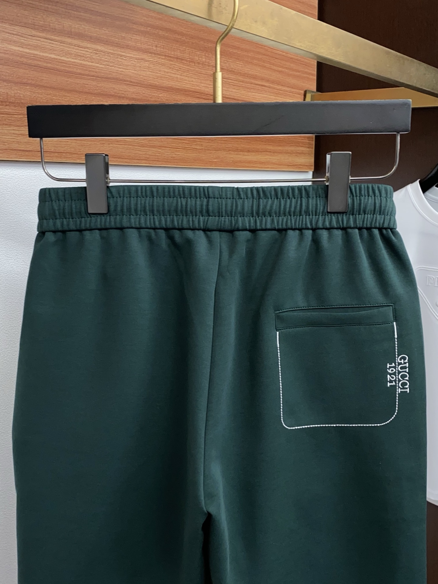 古奇 春夏新款休闲短裤 品牌经典系列天丝纯棉 面料 舒适度极好，手触感强烈。原版品牌logo 辨识度极高