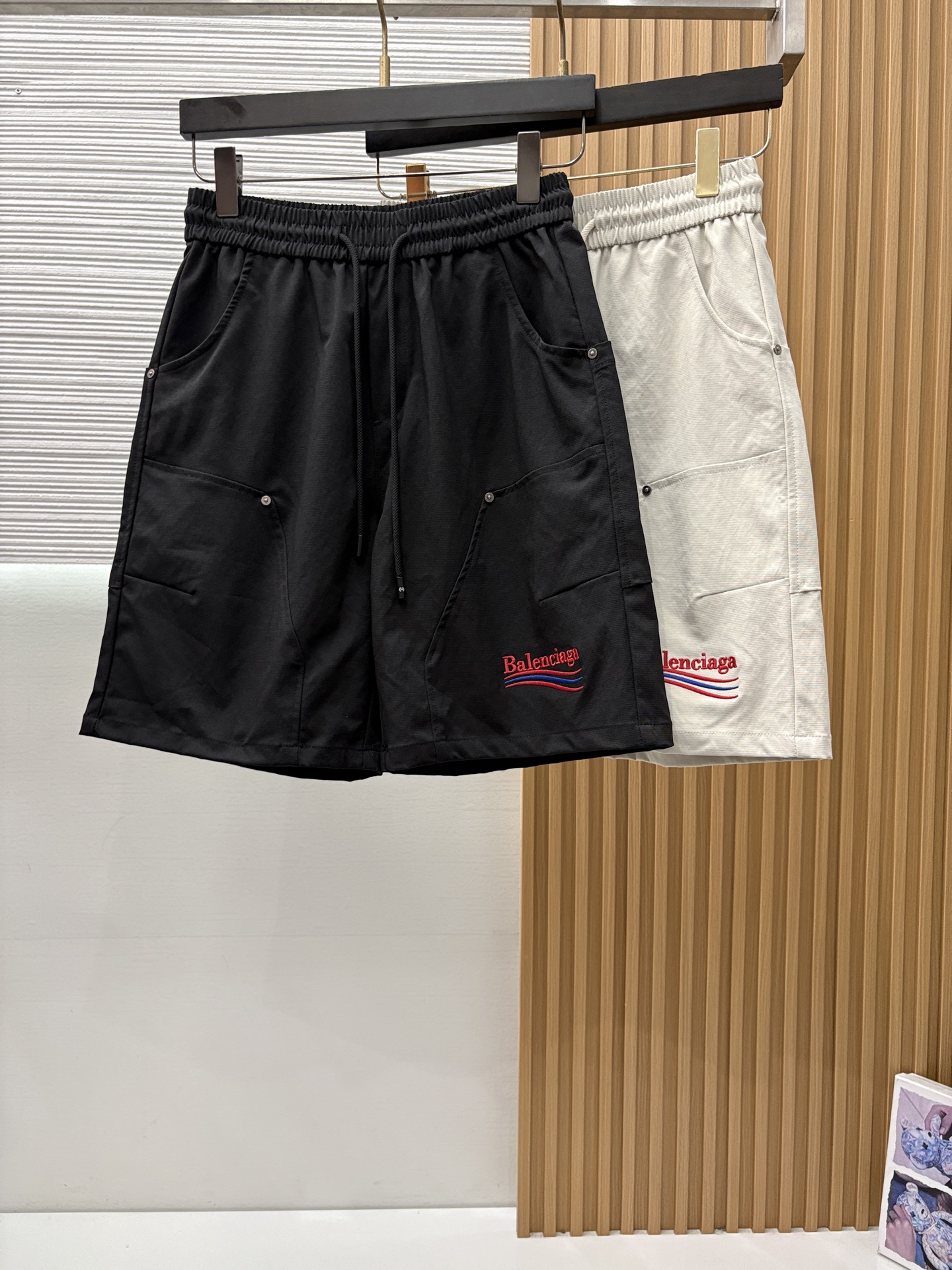 巴黎世家 春夏新款休闲短裤 品牌经典系列天丝纯棉 面料 舒适度极好，手触感强烈。原版品牌logo 辨识度