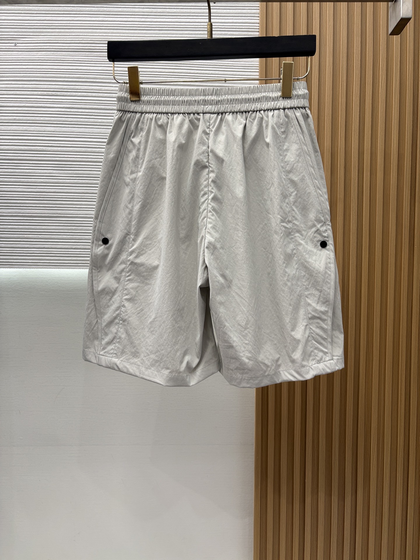 罗意威 春夏新款休闲短裤 品牌经典系列天丝纯棉 面料 舒适度极好，手触感强烈。原版品牌logo 辨识度极