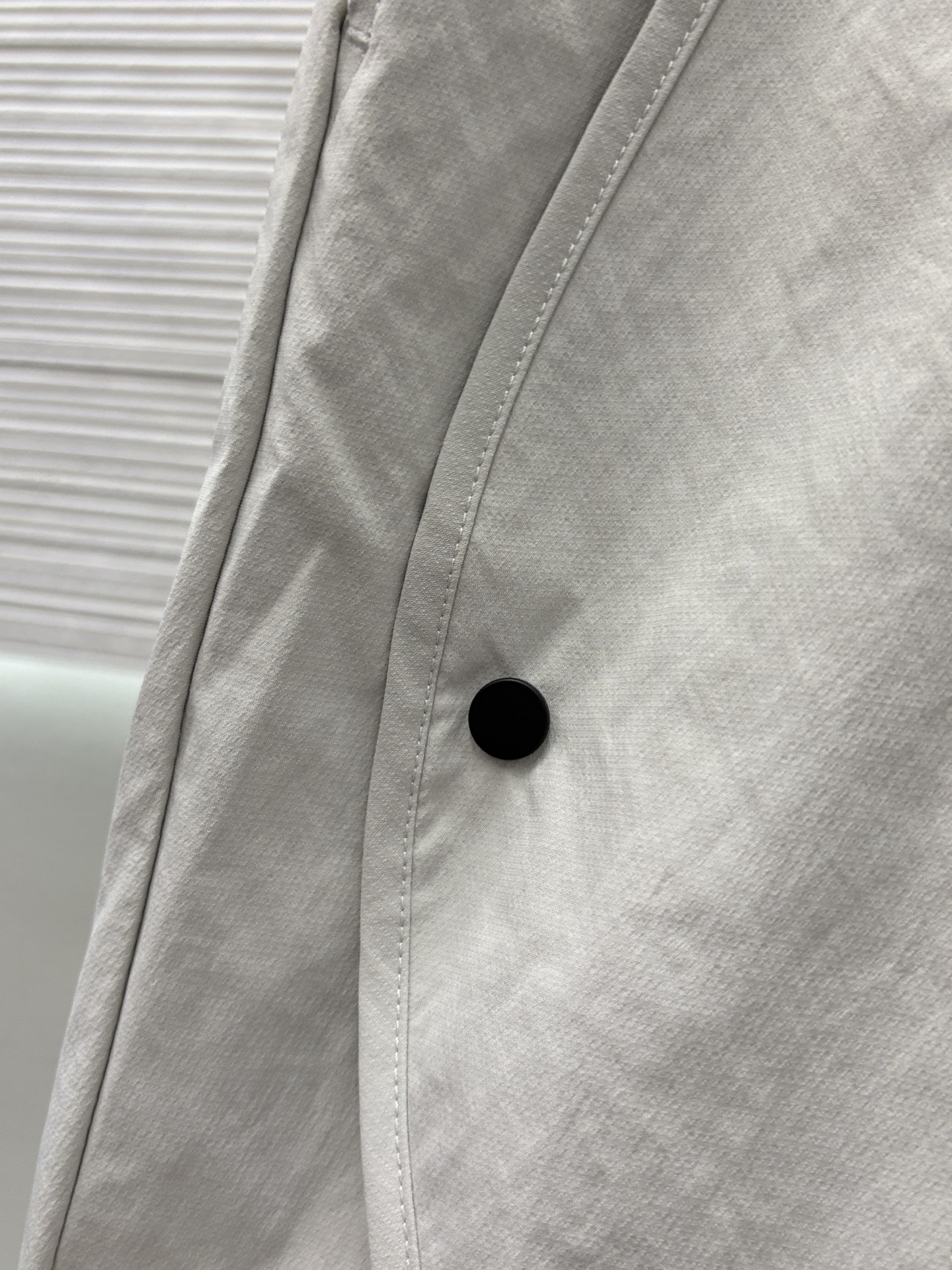 罗意威 春夏新款休闲短裤 品牌经典系列天丝纯棉 面料 舒适度极好，手触感强烈。原版品牌logo 辨识度极