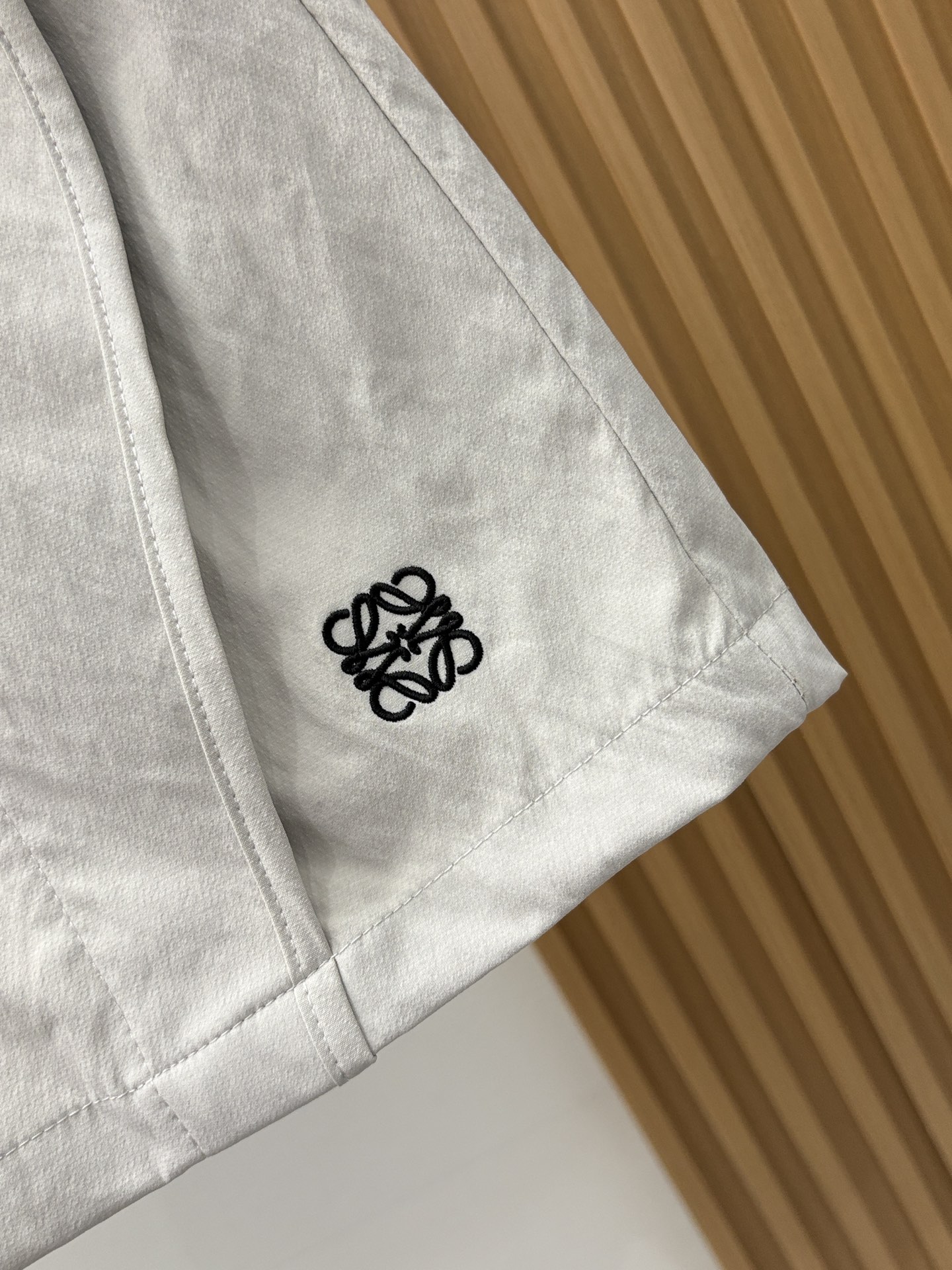 罗意威 春夏新款休闲短裤 品牌经典系列天丝纯棉 面料 舒适度极好，手触感强烈。原版品牌logo 辨识度极