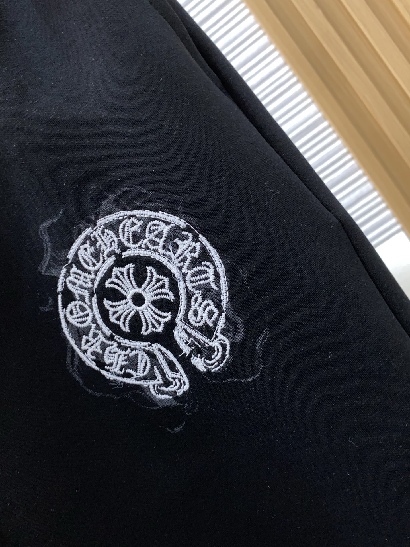 克罗心 春夏新款休闲短裤 品牌经典系列天丝纯棉 面料 舒适度极好，手触感强烈。原版品牌logo 辨识度极