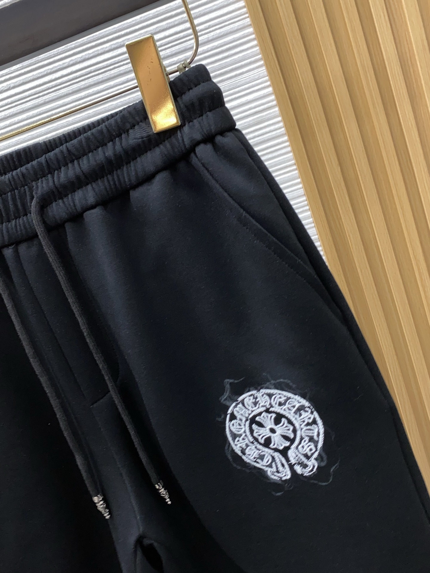 克罗心 春夏新款休闲短裤 品牌经典系列天丝纯棉 面料 舒适度极好，手触感强烈。原版品牌logo 辨识度极