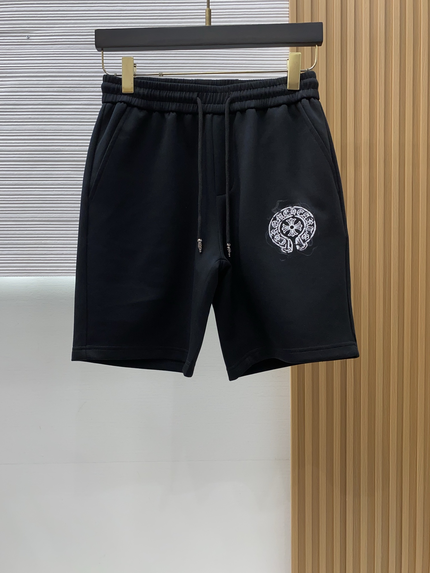 克罗心 春夏新款休闲短裤 品牌经典系列天丝纯棉 面料 舒适度极好，手触感强烈。原版品牌logo 辨识度极
