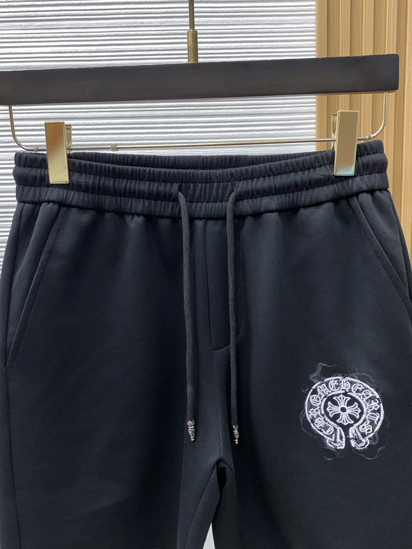 克罗心 春夏新款休闲短裤 品牌经典系列天丝纯棉 面料 舒适度极好，手触感强烈。原版品牌logo 辨识度极