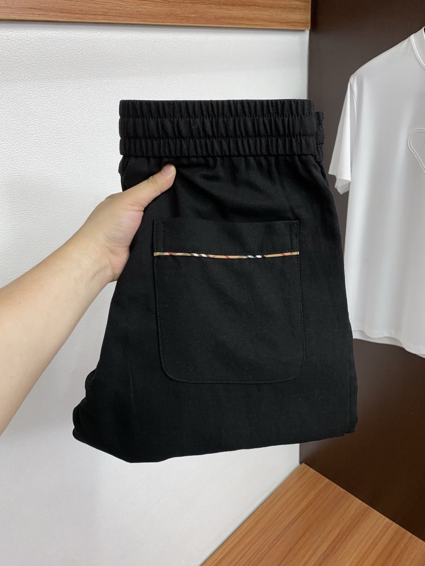 巴宝莉 专柜新品同步上市。原单订制高品质麻棉面料时尚休闲裤。超级百搭款。独家定制面料，手感细腻柔软，贴身