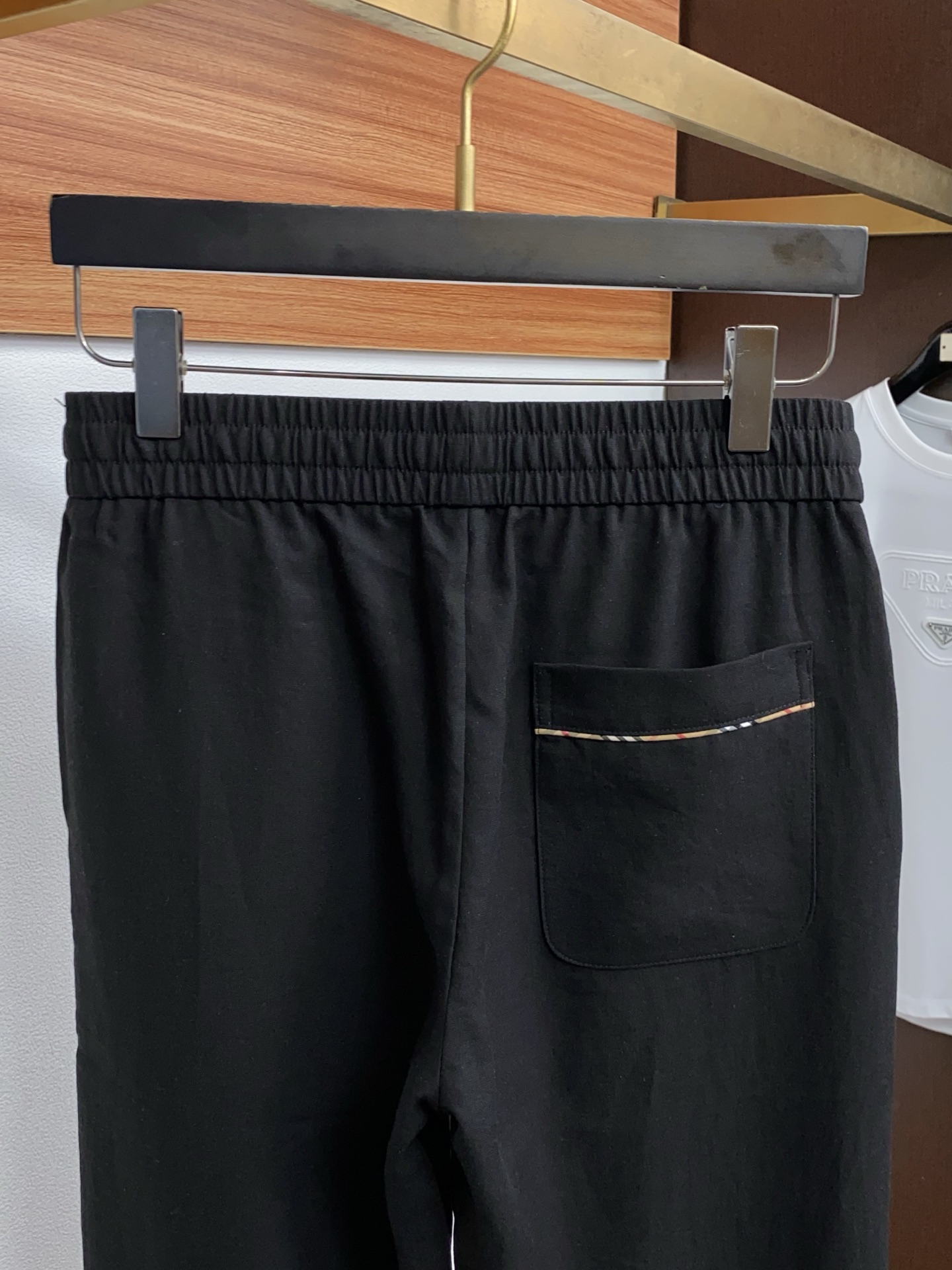 巴宝莉 专柜新品同步上市。原单订制高品质麻棉面料时尚休闲裤。超级百搭款。独家定制面料，手感细腻柔软，贴身