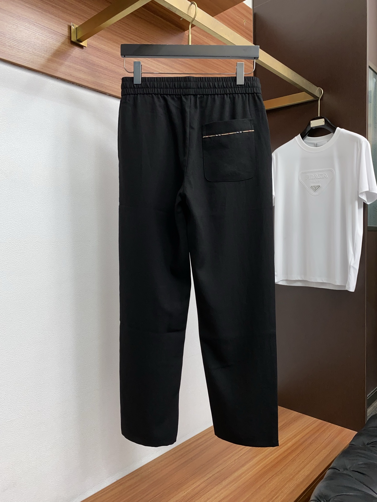 巴宝莉 专柜新品同步上市。原单订制高品质麻棉面料时尚休闲裤。超级百搭款。独家定制面料，手感细腻柔软，贴身
