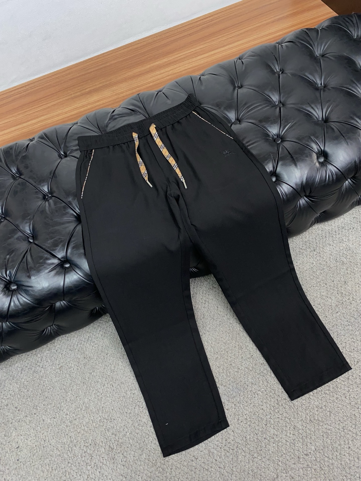 巴宝莉 专柜新品同步上市。原单订制高品质麻棉面料时尚休闲裤。超级百搭款。独家定制面料，手感细腻柔软，贴身